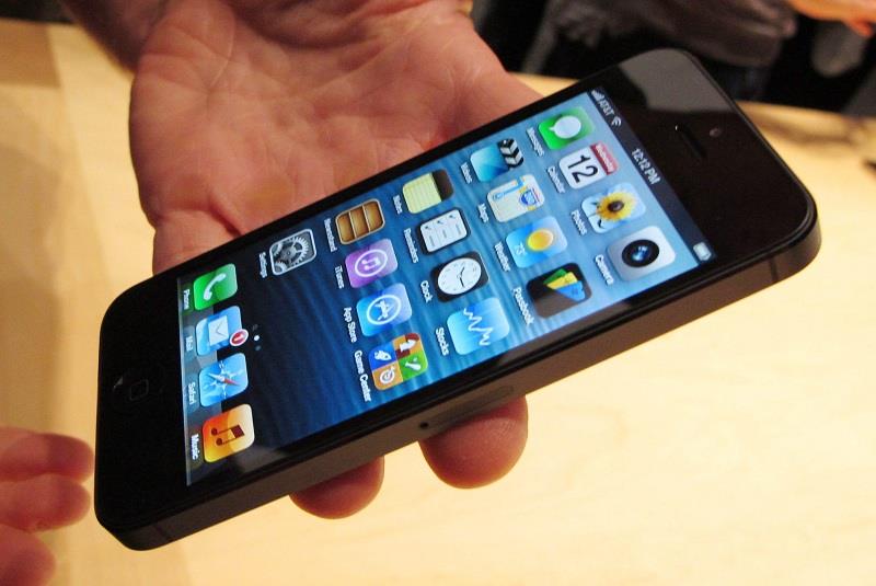 Iphone 5 w dłoni