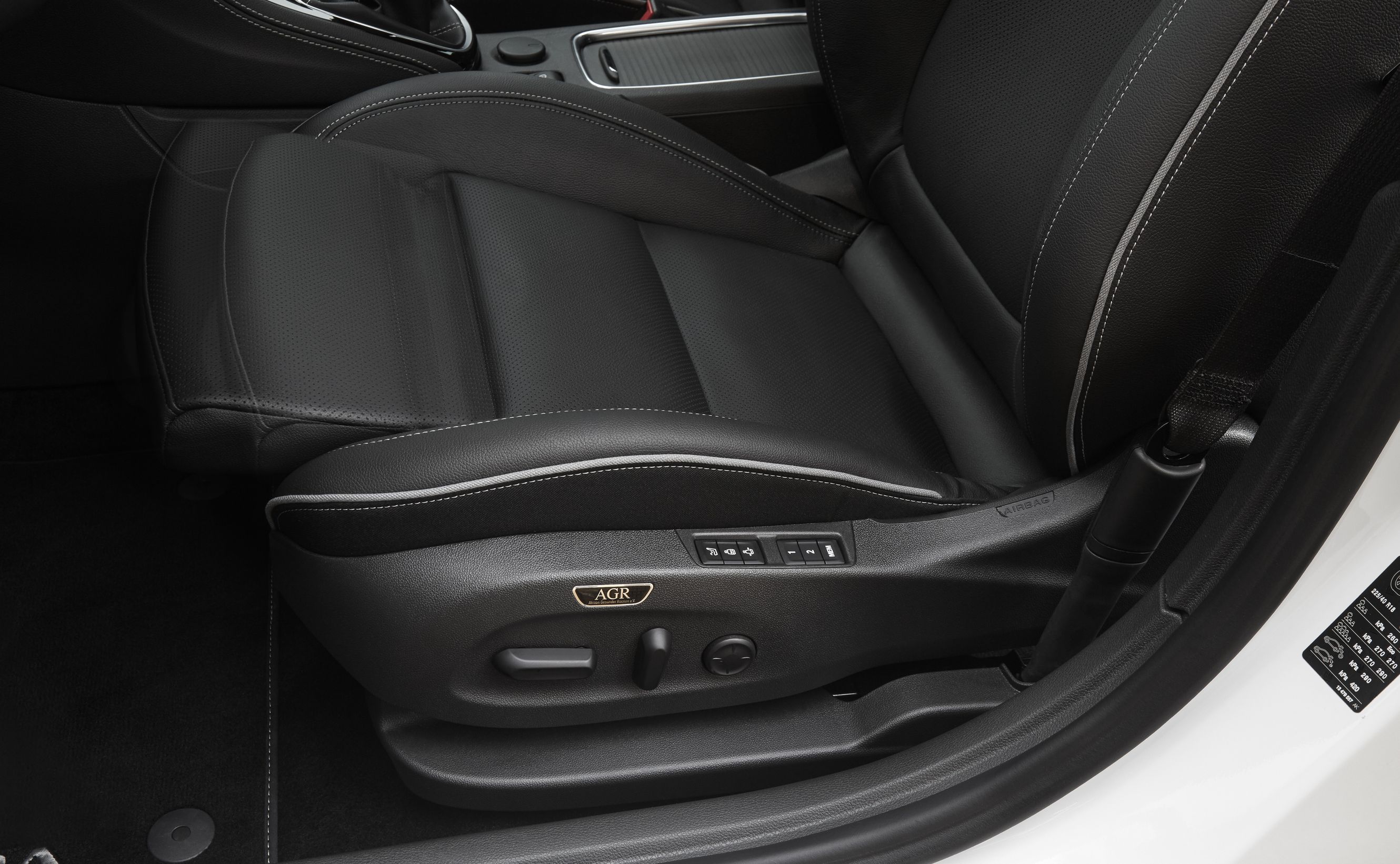 Lekki styl ciasno opinający sylwetkę auta wlewa się także do kabiny. Wnętrze astry sports tourer jest identyczne jak w przypadku astry 5d, którą produkuje fabryka General Motors w Gliwicach. Fotele są wygodne (z certyfikatem AGR - akcji na rzecz zdrowych pleców), mogą mieć wentylację, masaż i pamięć ustawień. Pozycja za kierownicą też niczego sobie - w ciasnych zakrętach widoczność może utrudniać masywny przedni słupek (w golfie rozwiązano to lepiej). Dodatkowe punkty za wykonanie i intuicyjność obsługi (rój przycisków w okolicy radia odleciał razem z poprzednią generacją astry ST).