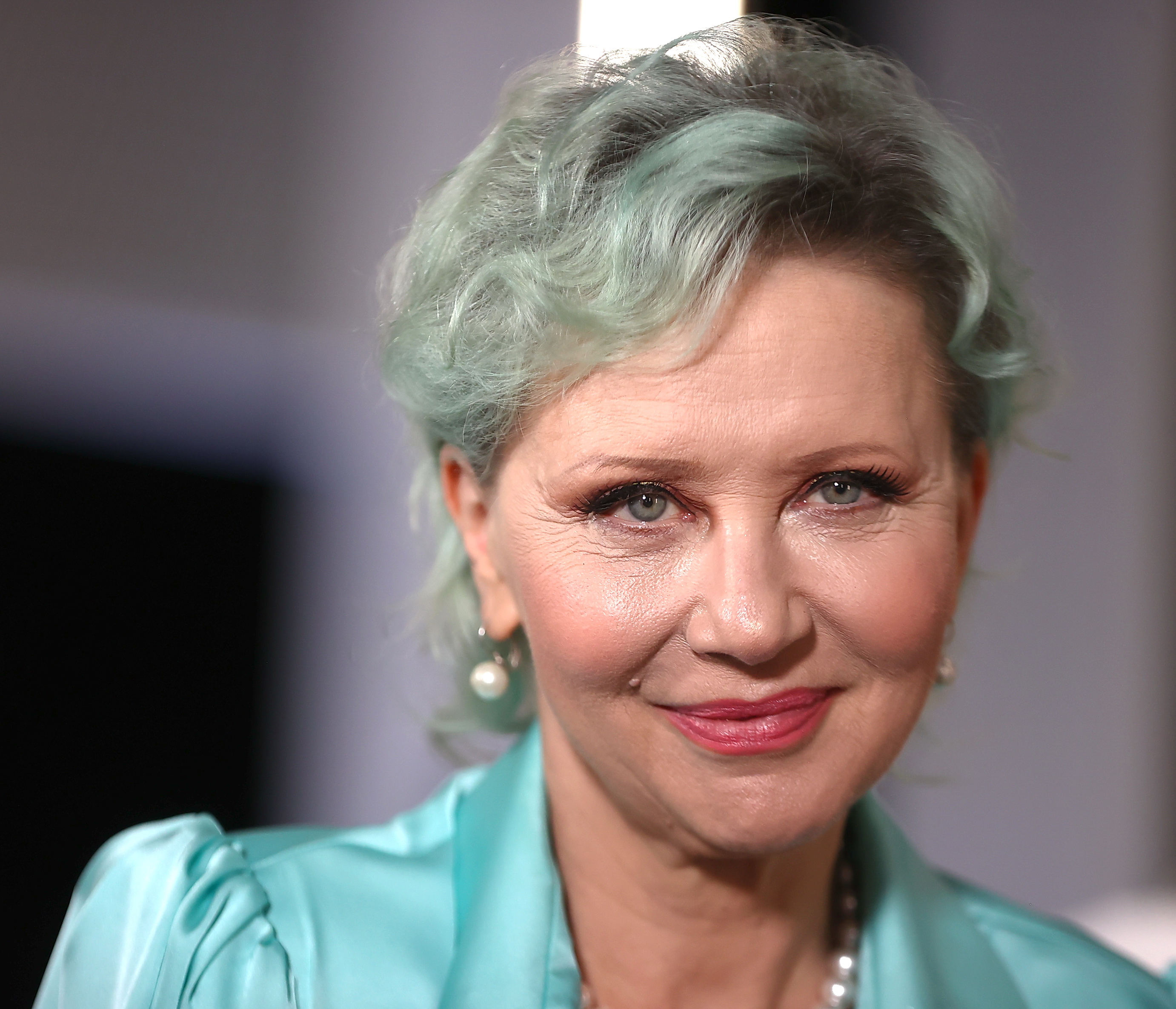 Eszenyi Enikőről szó szerint letépte a szoknyát párja – videó