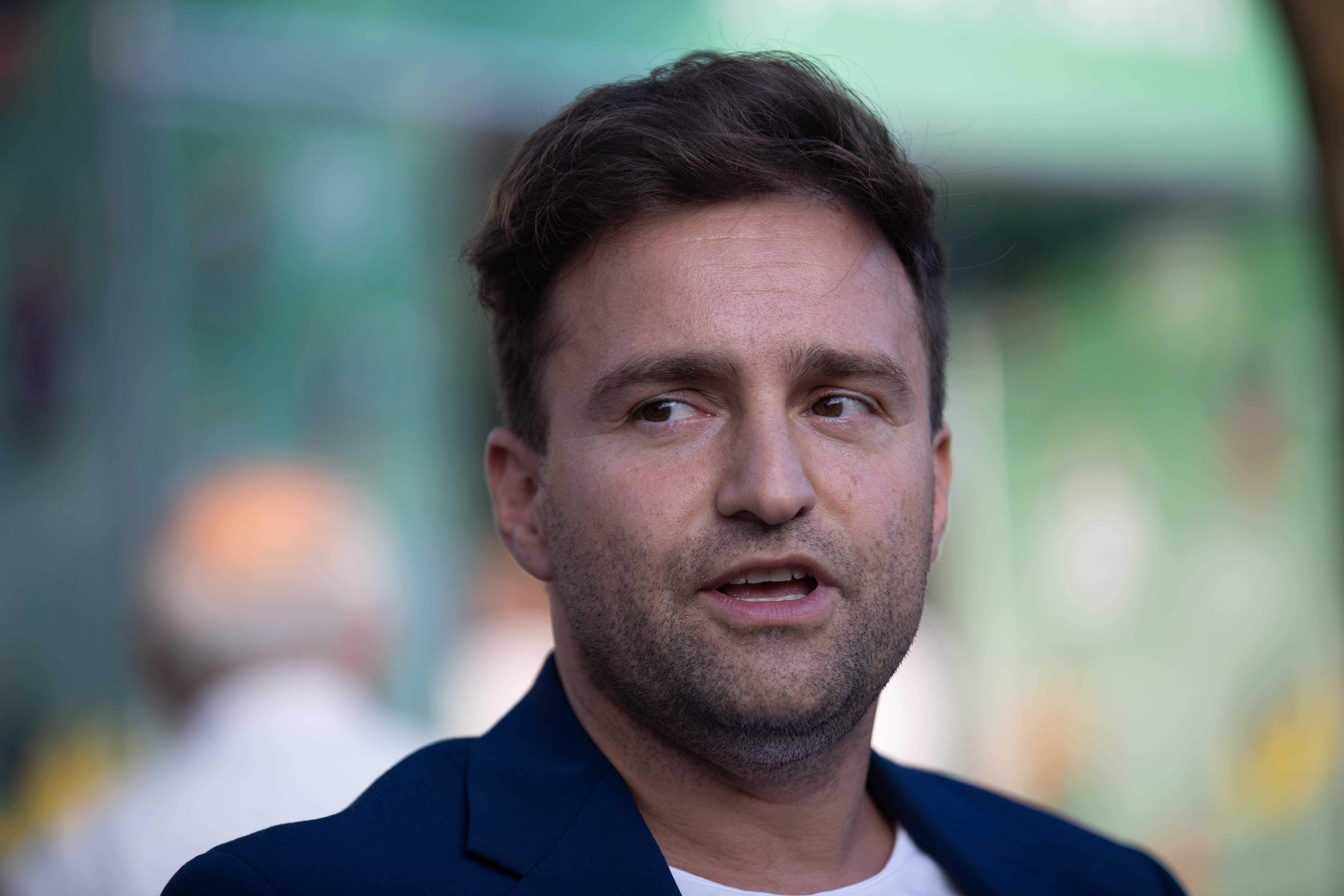 Szente Vajk mellett tüntetnek az Operettszínház dolgozói: vastaps fogadta a rendezőt az Erkel Színházban