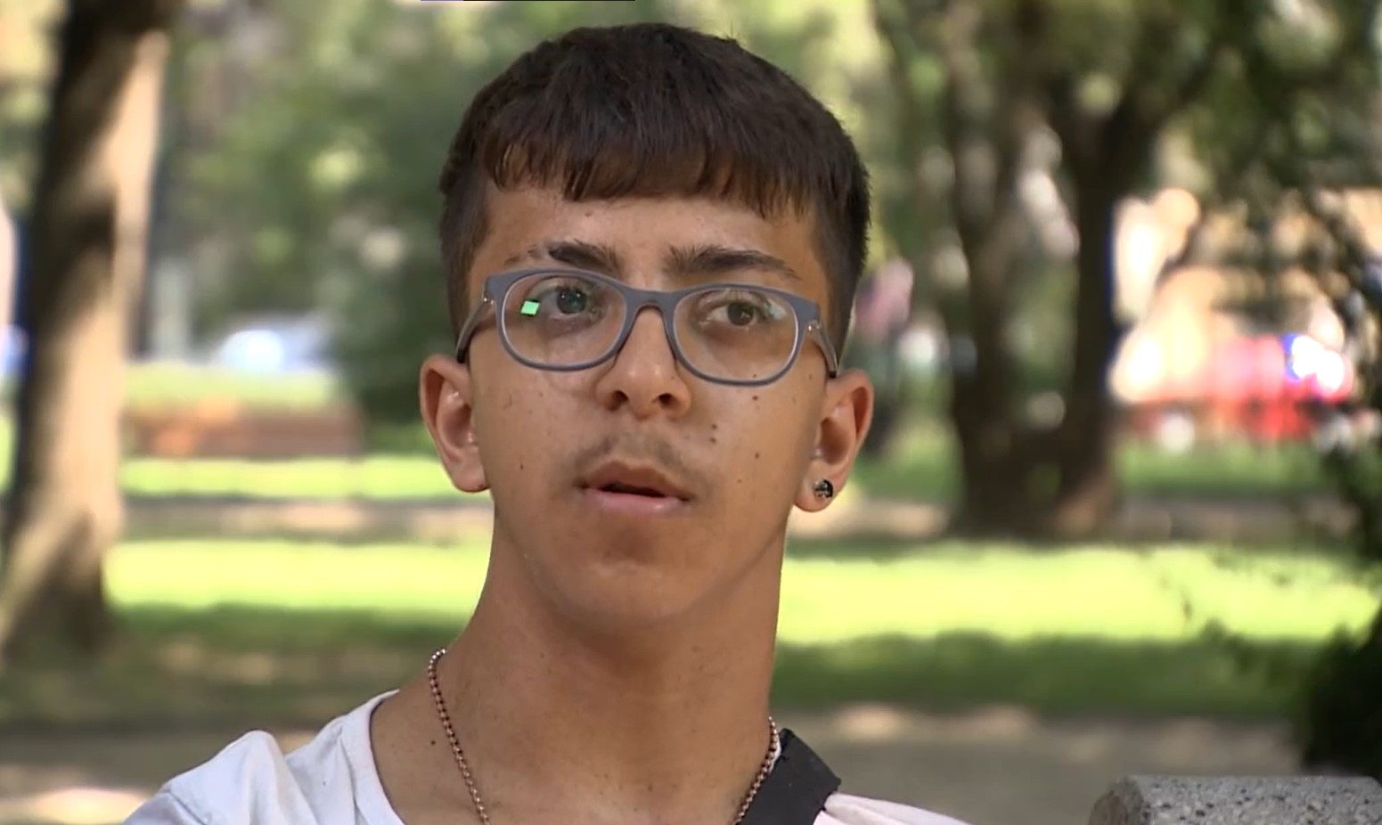 „Nemsokára járni fogok, de levágják a lábam” - 18 műtét után amputálni kell a 15 éves Levi lábát - videó