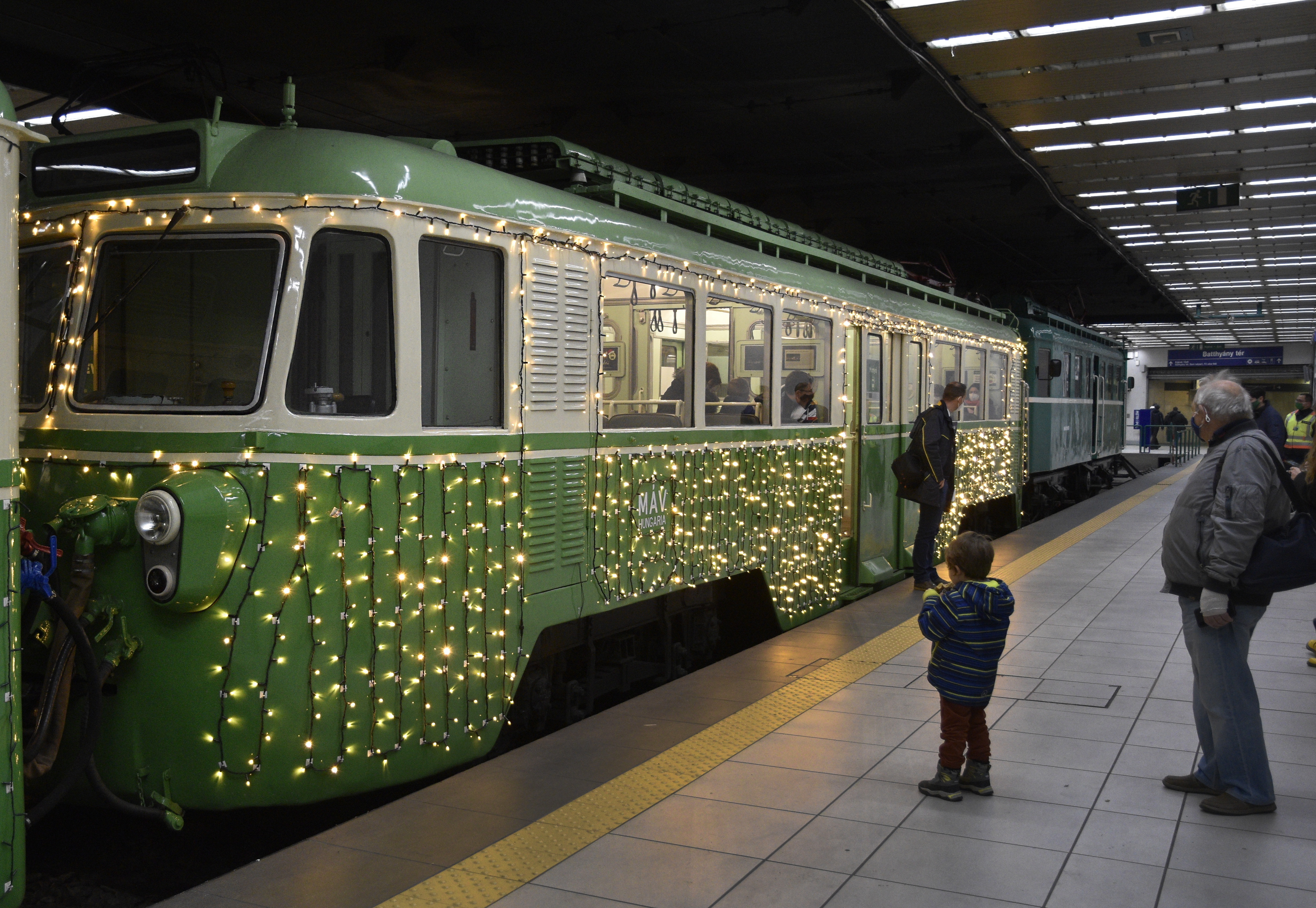 Péntektől ünnepi díszben pompáznak a MÁV járatai