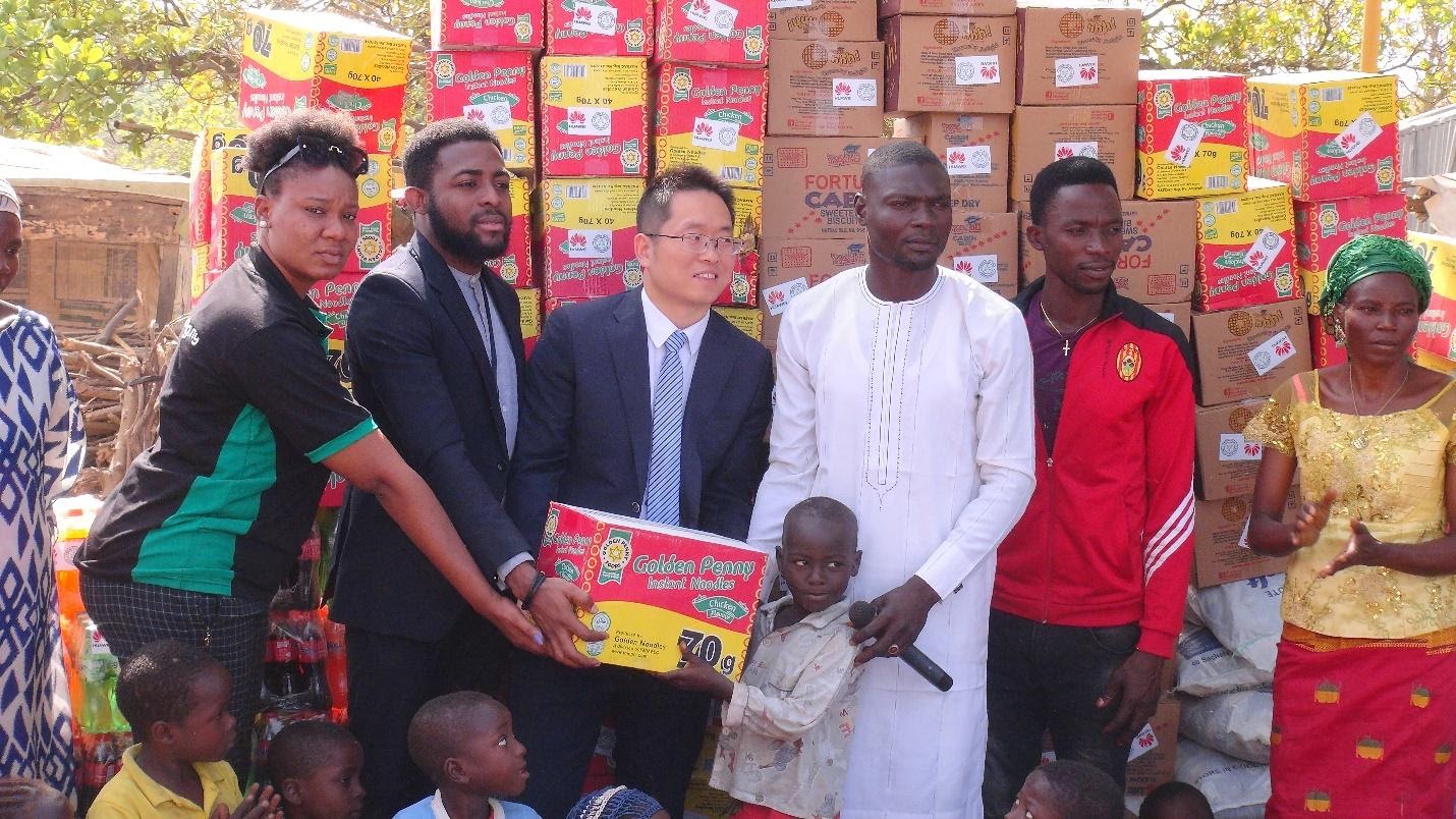 (Middle) Senior Public Relations Manager, Huawei Technologies Company Nigeria Limited, Mr. Robin Liubin, (Middle 1st left) Media and Communications Manager, Huawei Technologies Company Nigeria Limited, Mr. Emmanuel Adereti (Middle 2nd left) Team Member, Friends of the Environment, Miss Juliet (Middle 1st right) Vice Chairman, New Kunchingoro Camp, Alhaji Usman Adamu (Middle 3rd right) Women Coordinator, New Kunchingoro Camp, Mrs. Auntie Hanatu
