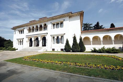 Beli Dvor: Dvorski kompleks ima površinu od oko 43 hektara u ulicama Ive Vojnovića i Kralja Milana i na Kanarevom brdu u Beogradu. Zahtev za vraćanje imove je odbijen
