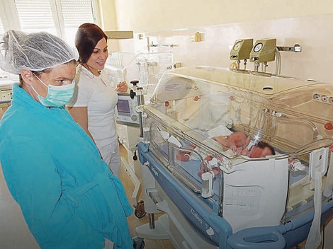 Majka blizanaca Jelena sa sestrom