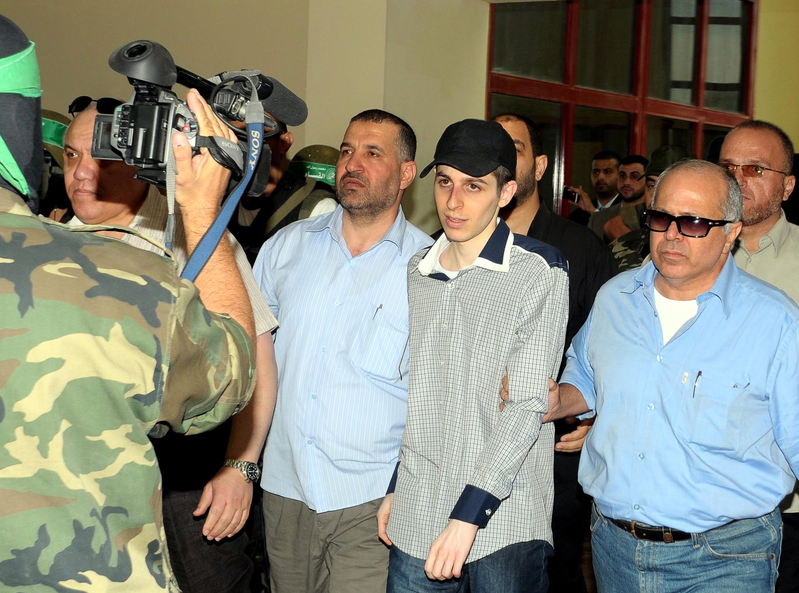 Uwolniony żołnierz izraelski Gilad Szalit przekracza granicę Gazy