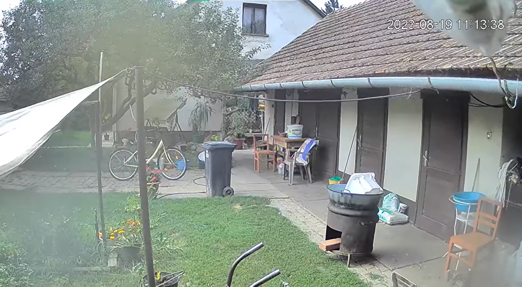 Videó a földrengésről egy Békés vármegyei családi ház udvarából