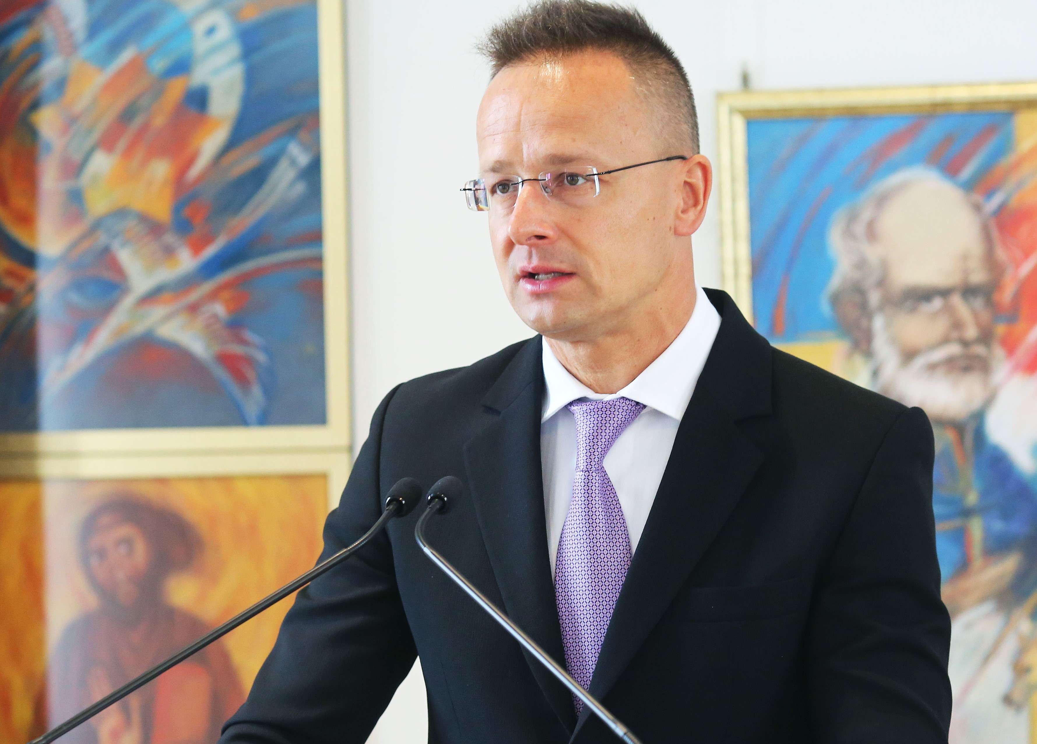 Iskolát adott át és útépítésről is tárgyalt Szijjártó Péter miniszter  Belgrádban, de mi van az Adria olajvezetékkel?