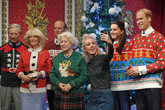 Az angol királyi család ronda karácsonyi pulcsis fotója a legjobb dolog ma  - Glamour