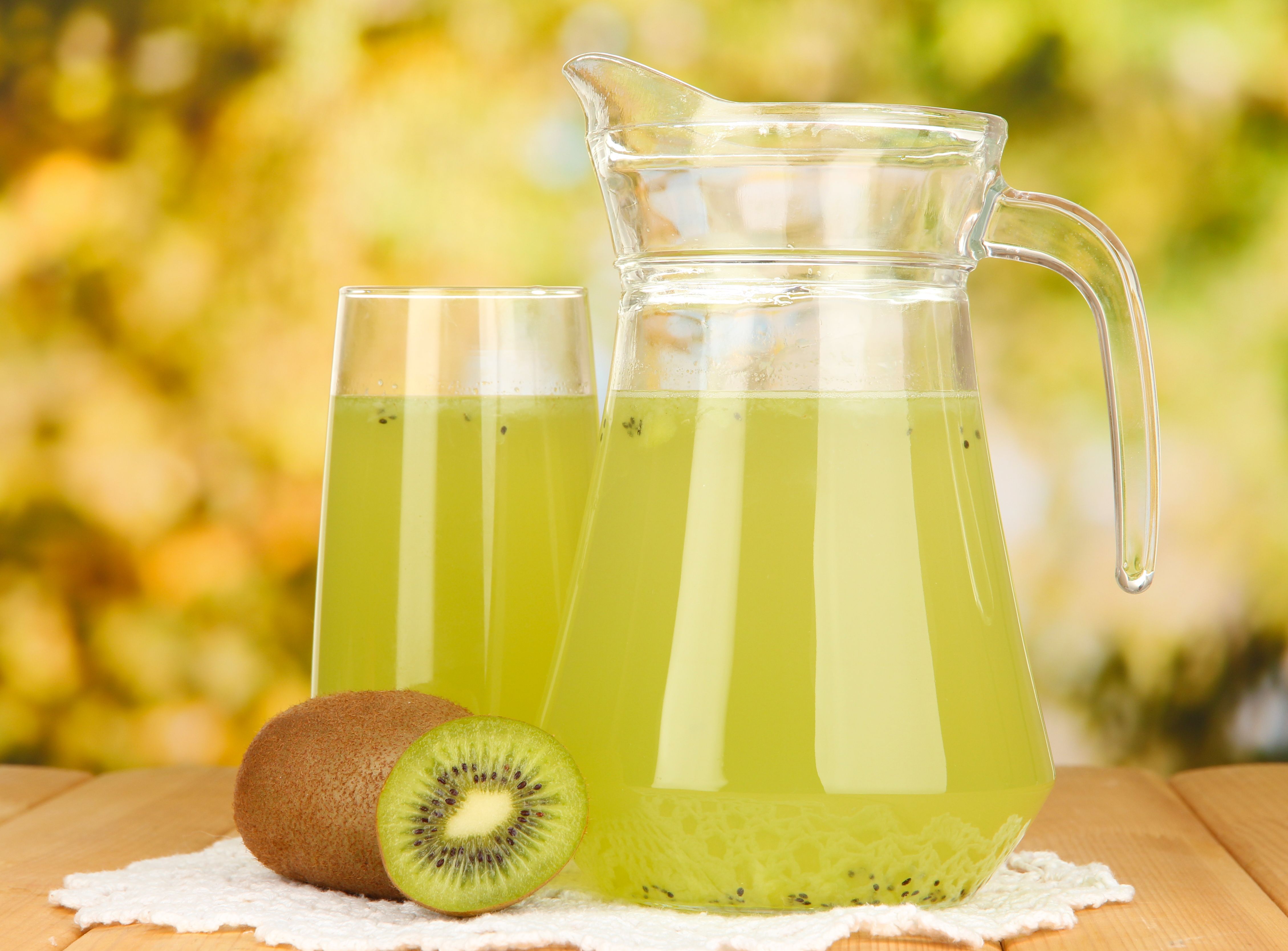 Kiwi jest bogatym źródłem błonnika, zwłaszcza pektyny, która pomaga w redukcji cholesterolu. Wysoka zawartość błonnika pomaga w schorzeniach takich jak cukrzyca, ale działa on również jako naturalny środek przeczyszczający. Kiwi zawiera witaminę A, E, K, B oraz minerały: cynk, magnez i miedź