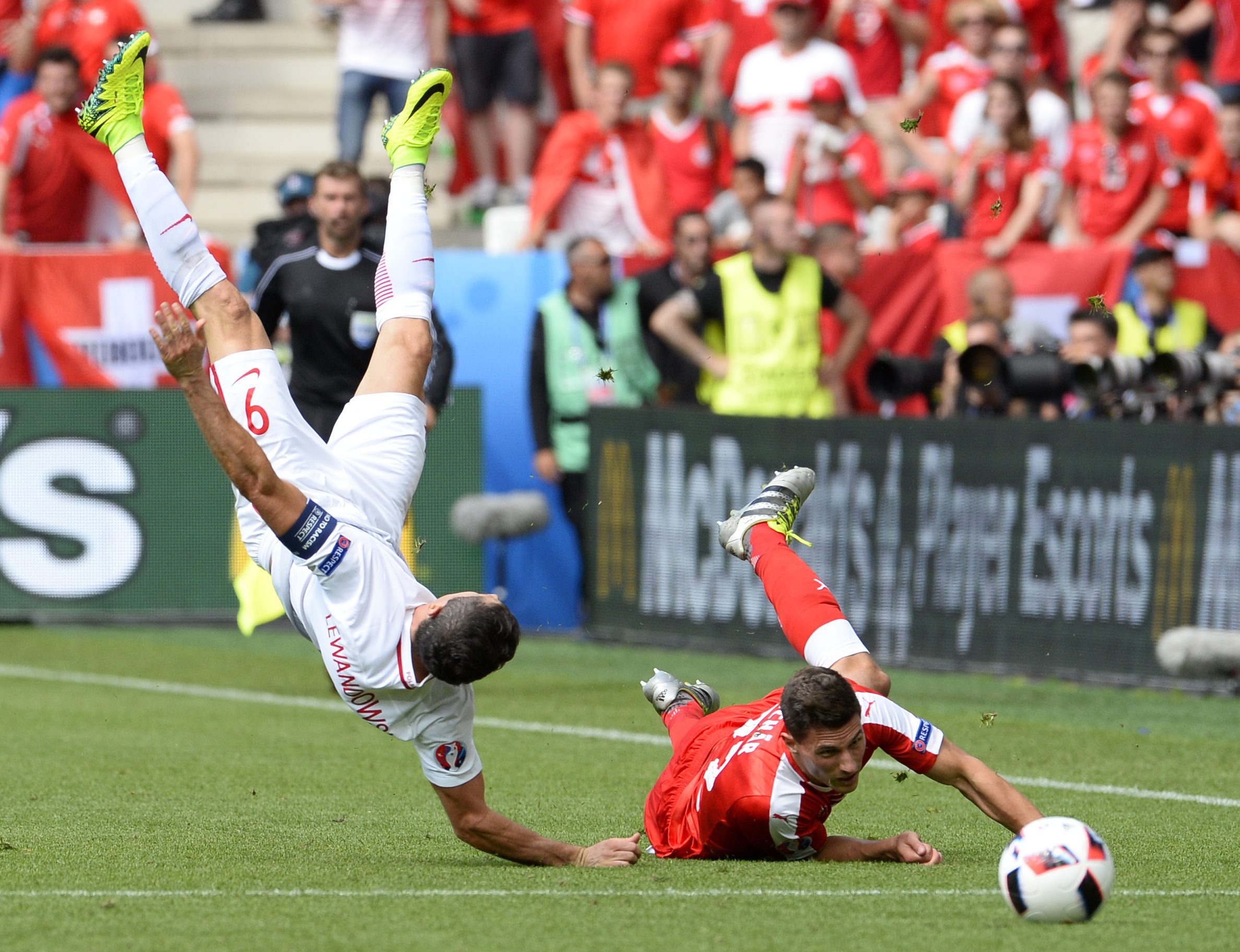 Błaszczykowski nie lubi się z Lewandowskim? Na boisku jeden za drugim skoczyłby w ogień