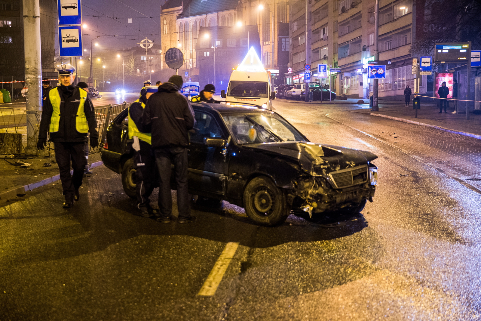 SZCZECIN. SAMOCHÓD UDERZYŁ W PRZYSTANEK
