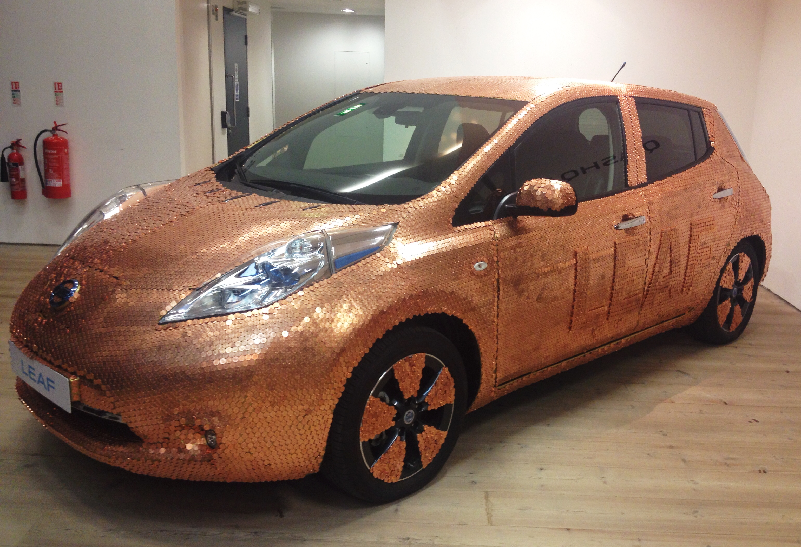 Nissan leaf pokryty monetami