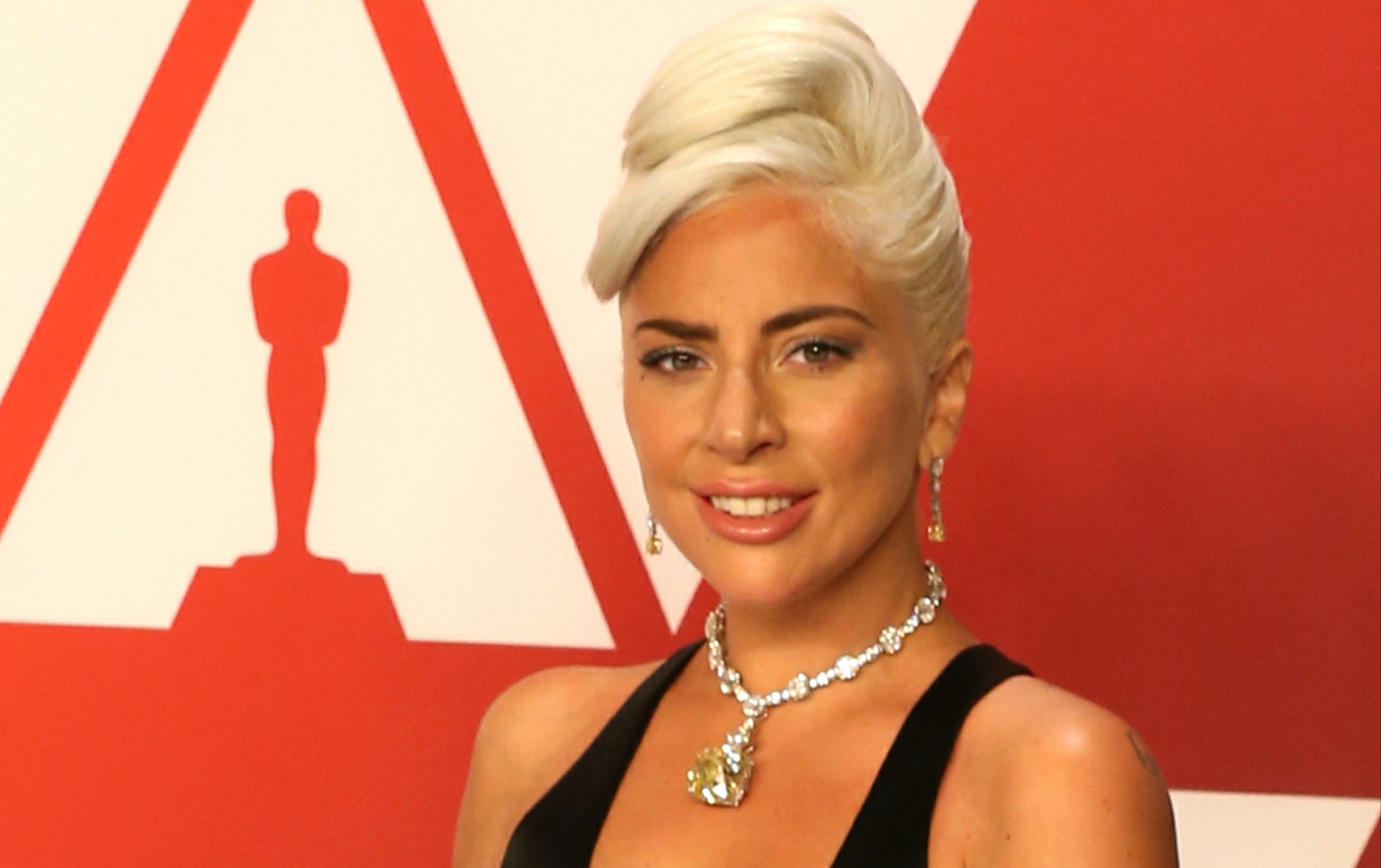 Nem akármilyen ékszer csillogott Lady Gaga nyakában az Oscar-gálán – Eddig  csak két ember hordhatta rajta kívül - Blikk
