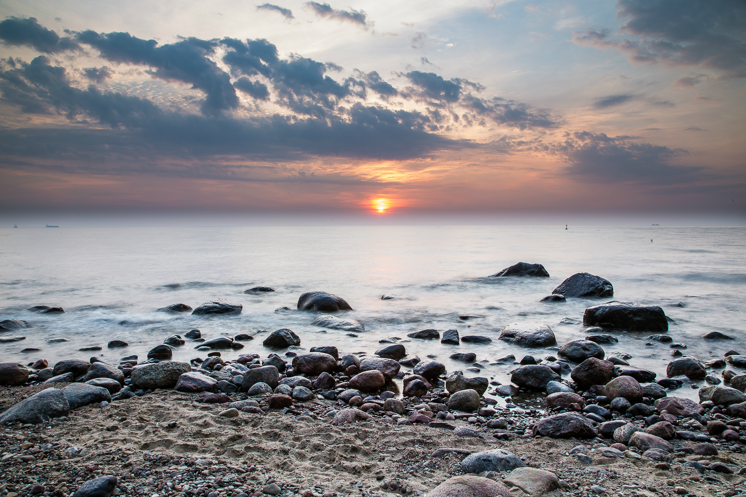 Jeżeli w czasie urlopu, oprócz plażowania i kąpieli w morzu, zależy nam też na innych atrakcjach, Gdynia będzie świetnym wyborem. W mieście znajdziemy kina, teatry oraz muzea. W Gdyni odbywają się także liczne festiwale muzyczne, w tym jeden z największych festiwali w Europie - Open'er Festival.Podobnie jak Gdańsk i Sopot, Gdynia również otrzymała w tym roku Błękitną Flagę. Wyróżnienie zostało przyznane plaży Śródmieście.