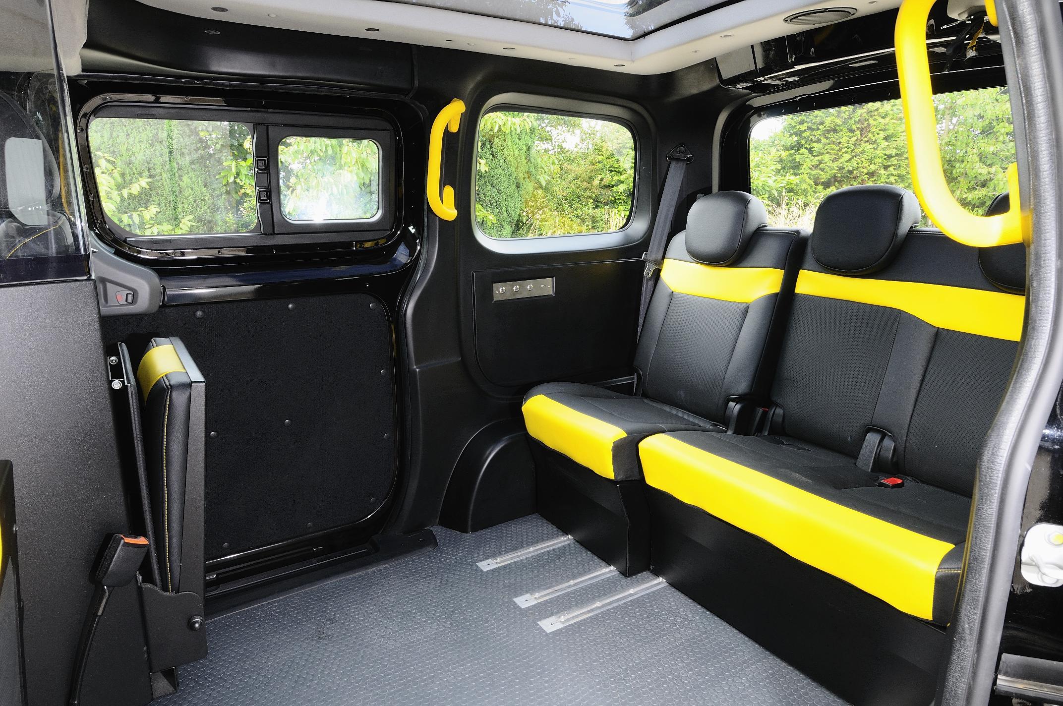 Nissan NV200 London Taxi pomieści pięciu dorosłych pasażerów - trzech na tylnej kanapie i dwóch na składanych siedzeniach, ustawionych tyłem do kierunku jazdy. Przedni fotel pasażera został usunięty, by zrobić miejsce na bagaż