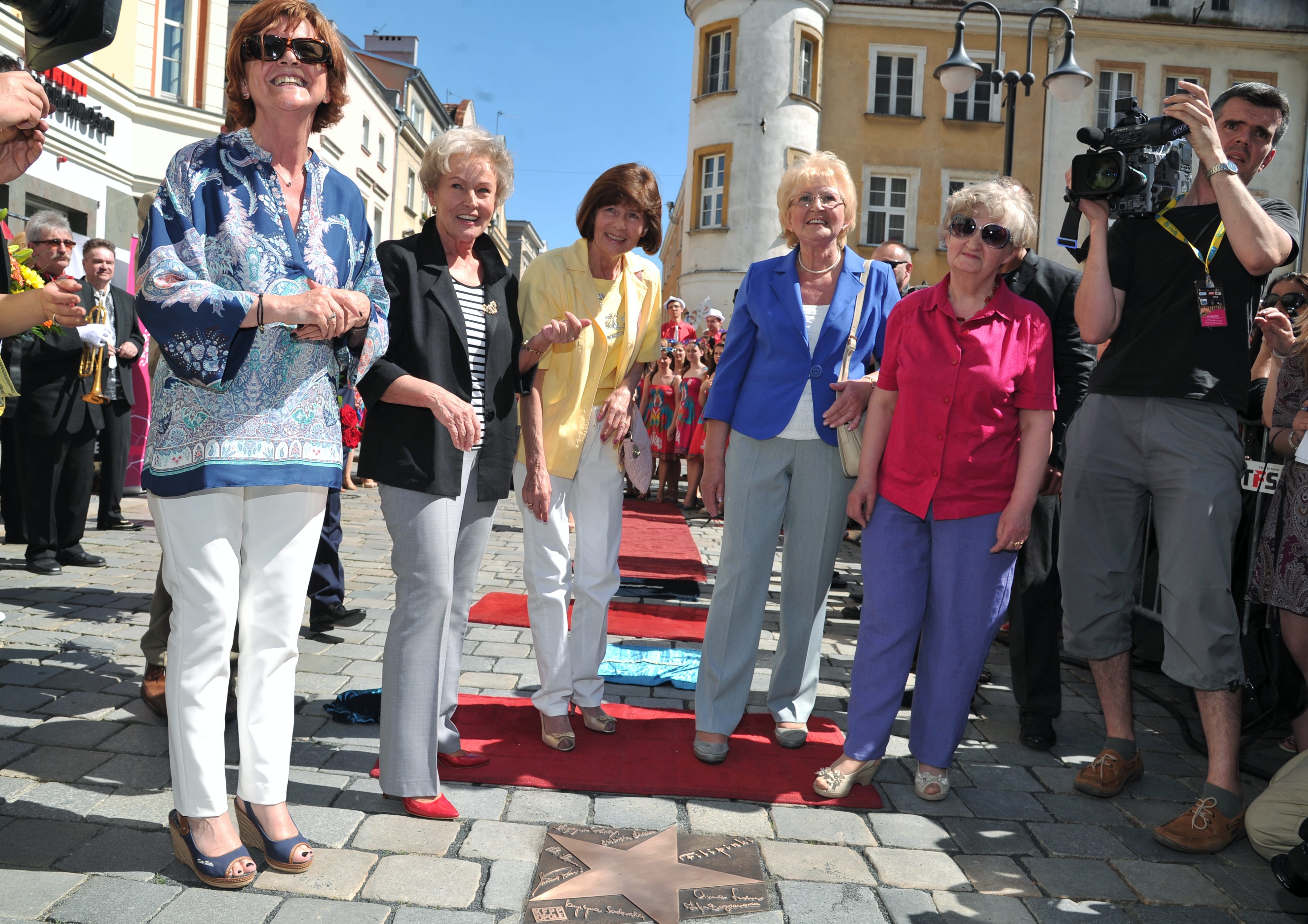 W roku 2009 Filipinki świętowały 50-lecia powstania. Wydano wówczas jubileuszową płytę