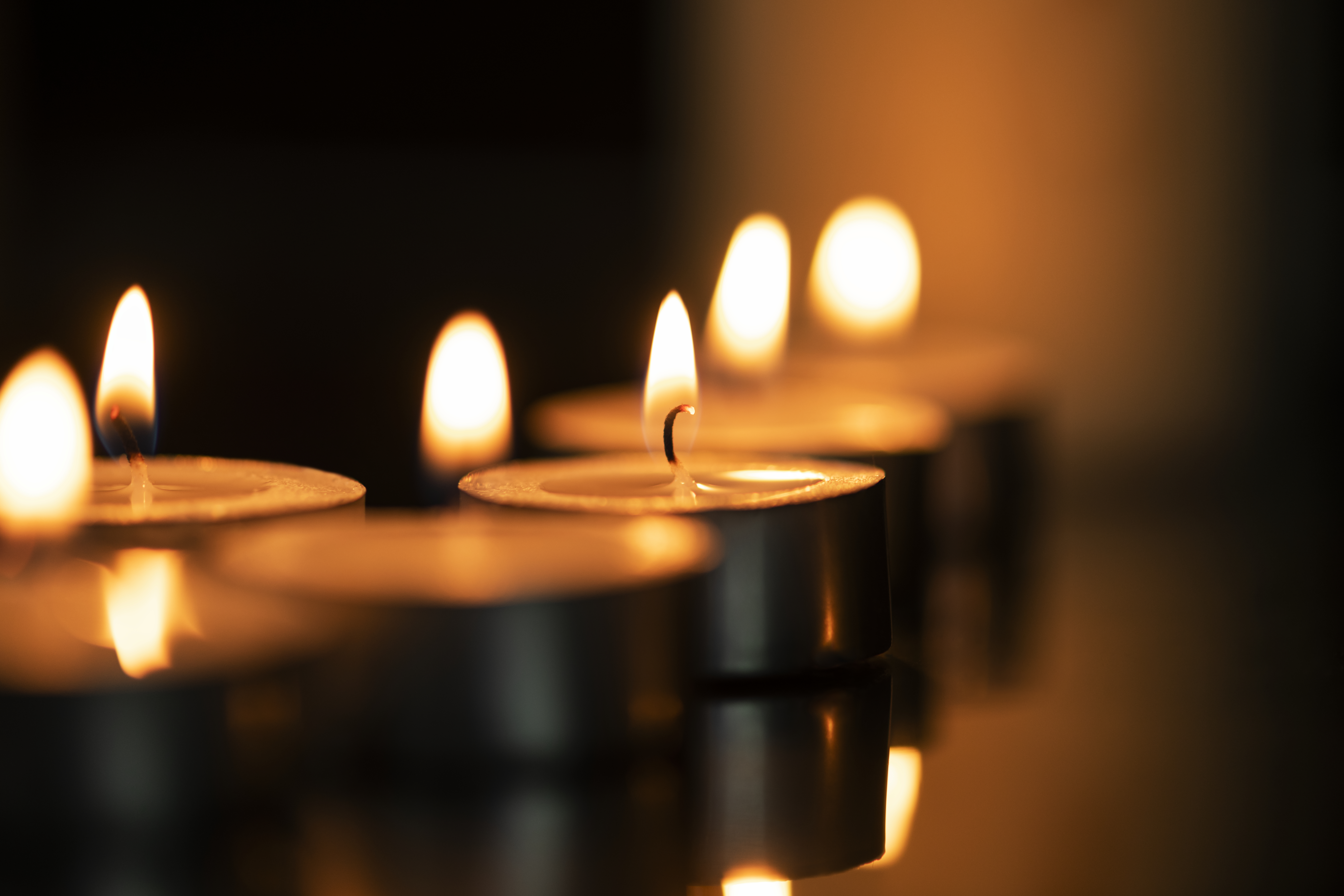 Eltemették a kis Sanyikát, akit nevelőanyja autójának csomagtartójában talált meg holtan