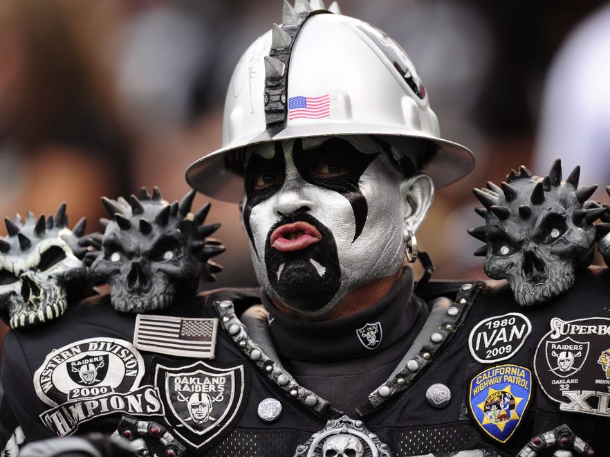 Fan drużyny futbolu amerykaskiego Oakland Raiders w czasie meczu z zespołem z Nowego Jorku, wrzesień 2011