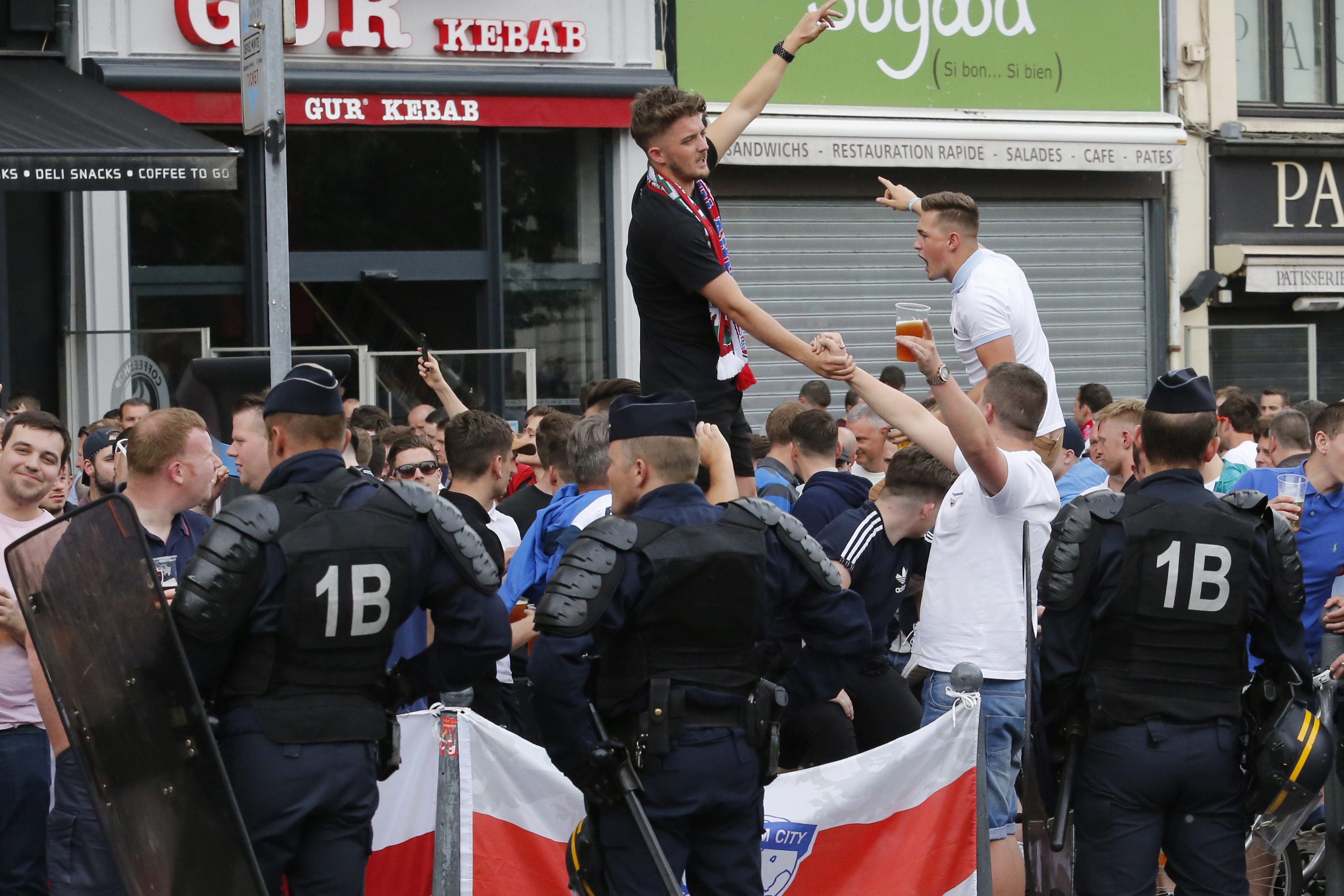 Anglicy mają gdzieś ostrzeżenia UEFA i francuskich władz. Tym razem wywołali zamieszki w Lille