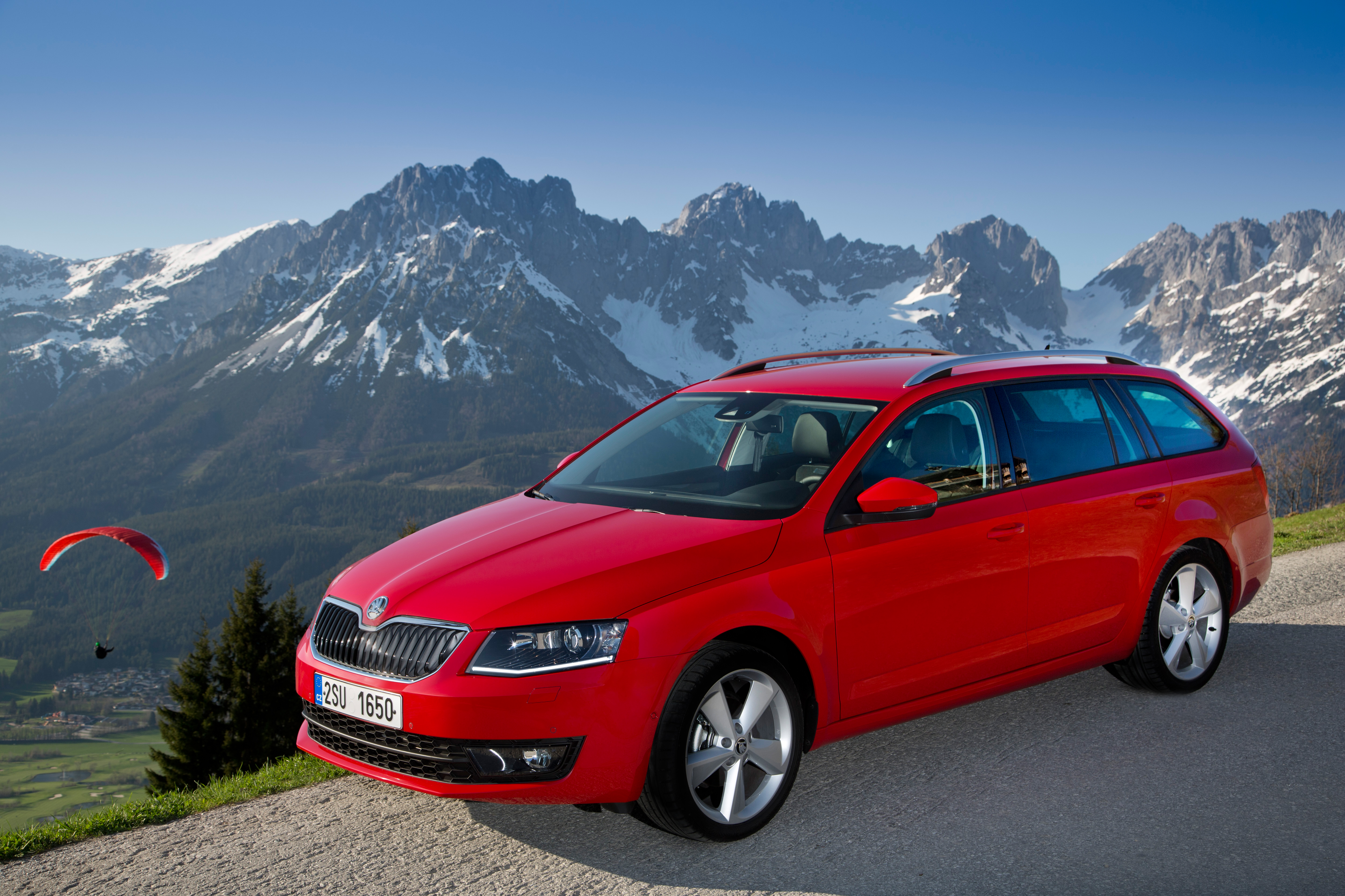 Do targania bagaży octavia combi będzie mogła wykorzystywać m.in. silnik 1,2 TSI/86 KM i 105 KM (średnie spalanie ok. 5,1 l/100 km), 1,4 TSI z technologią odłączania cylindrów (średnie spalanie deklarowane przez producenta - 5,3 l/100 km), 1,8 TSI/180 KM (także z napędem 4x4 - w tym przypadku tylko ze skrzynią DSG). Fani turbodiesli mogą liczyć na jednostki wysokoprężne TDI...