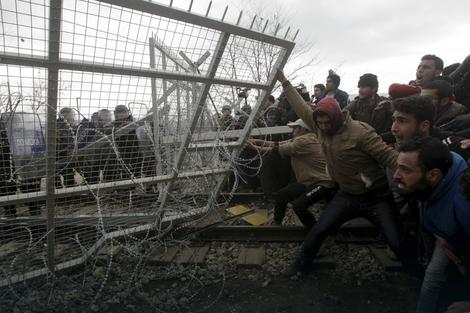 Izbeglice na granici Grčke i Makedonije