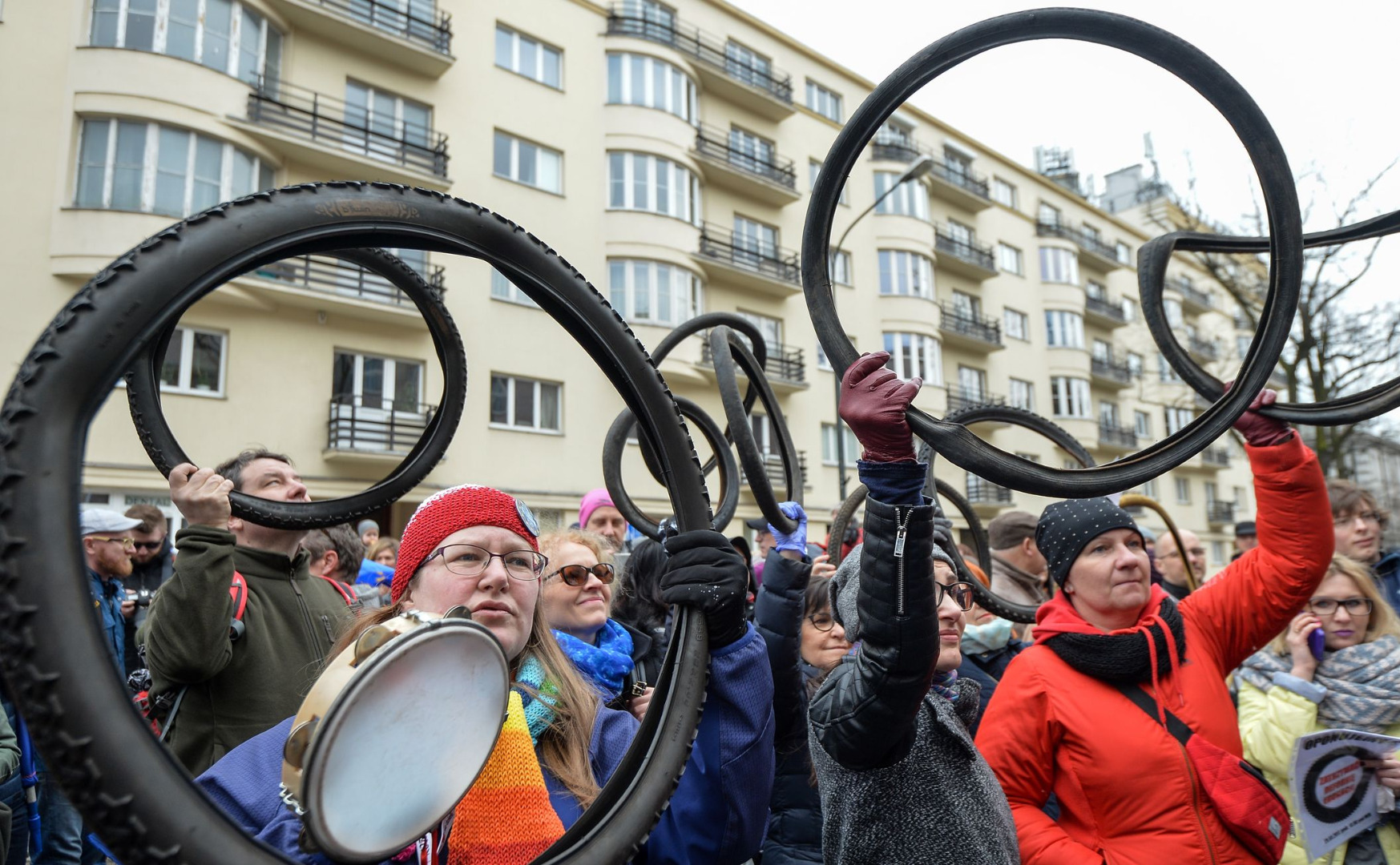 Protest 100 opon