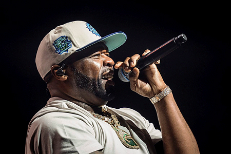 50 Centnek elmentek otthonról: a mikrofonjával dobott arcon egy nőt: brutális sérülést szenvedett - fotók, videó