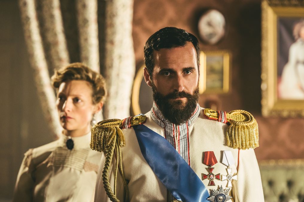 Dzięki wyjątkowej filmowej oprawie i dokumentalistycznej dbałości o szczegóły serial kręcony na Litwie oraz Łotwie buduje niezwykłą atmosferę minionej epoki i przenosi widzów w realia czasów przełomu wieków, gdy Rosja targana niepokojami społecznymi staje u progu rewolucji.