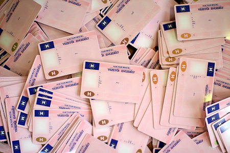 Beszántják a régi jogosítványokat: elsőként ezeket a sofőröket érinti a csere