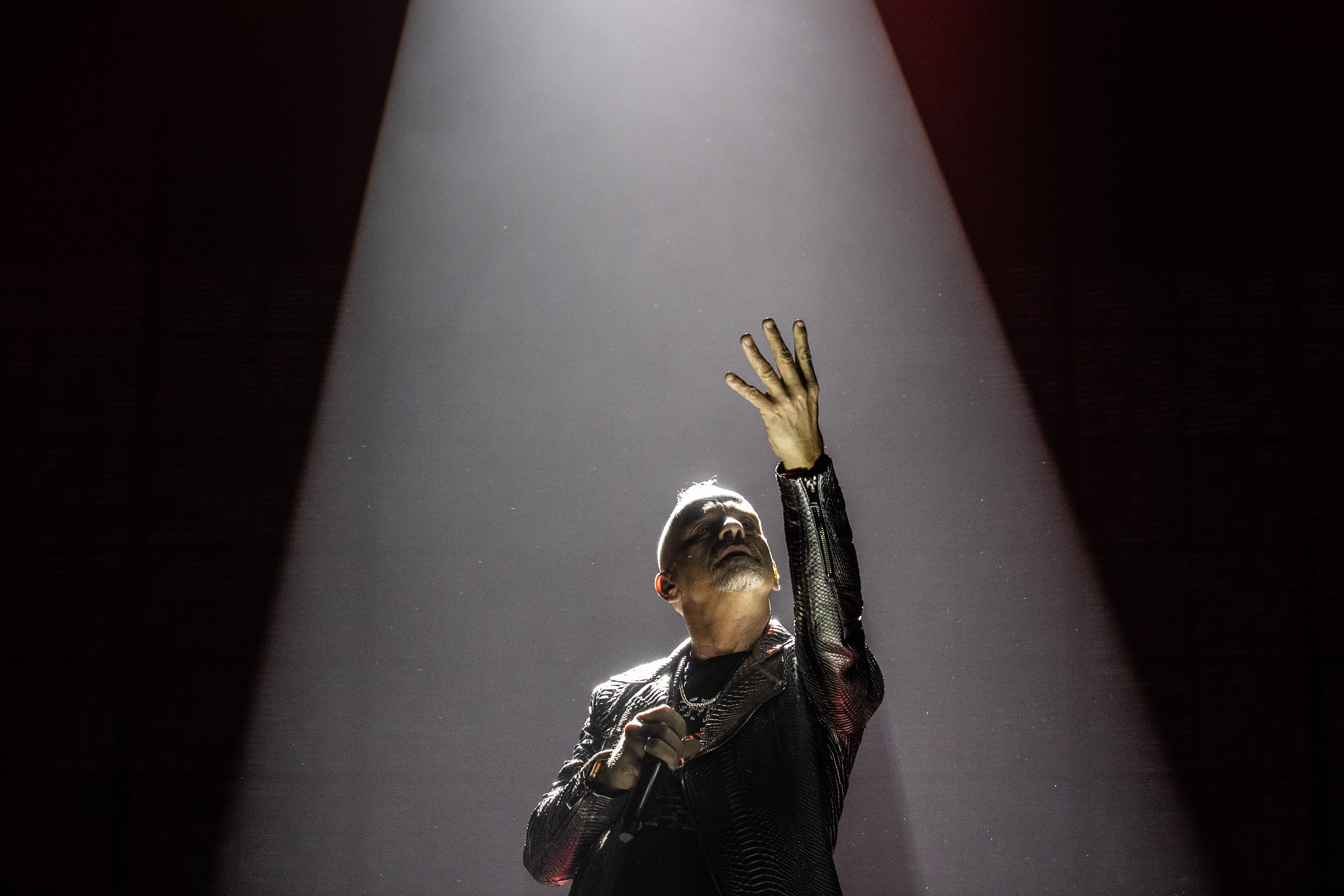 Hatalmas energia, csodás vizuális elemek: ilyen volt Eros Ramazotti koncertje a sportarénában – fotók