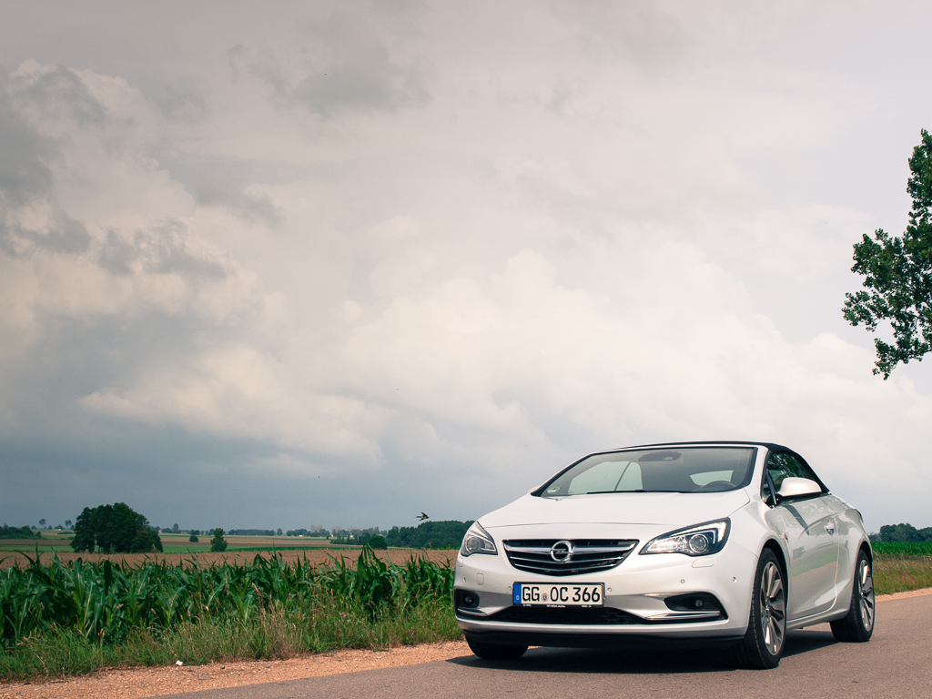 Rezygnacja z automatycznej skrzyni na rzecz manualnej nie ma sensu, ponieważ przyspieszenie od 0 do 100 km/h trwa tylko pół sekundy krócej. Opel cascada ma na pokładzie system FlexRide, który daje możliwość wyboru trybu pracy zawieszenia. W trybie tour cascada miękko tłumi nierówności i zapewnia wysoki komfort jazdy. Tryb sport sprawia, że auto jest sztywniejsze i bardziej zwarte.