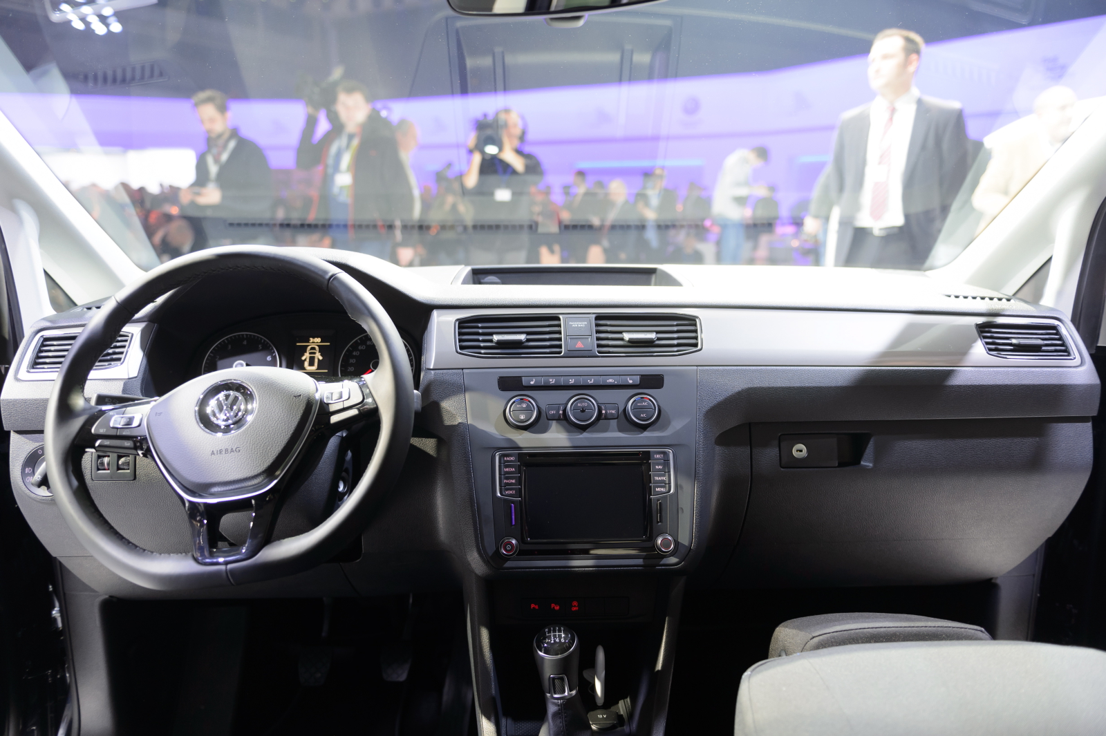 Kabina nowego volkswagena caddy to popis niemieckiej praktyczności - sprawia wrażenie solidnej. Nie ma tu miejsca na wydumane rozwiązania - jest czytelnie, już na pierwszy rzut oka wiadomo do czego służą poszczególne przyciski i pokrętła. Odrobiny polotu dodają dekoracyjne panele, w które wkomponowano otwory nawiewu powietrza.