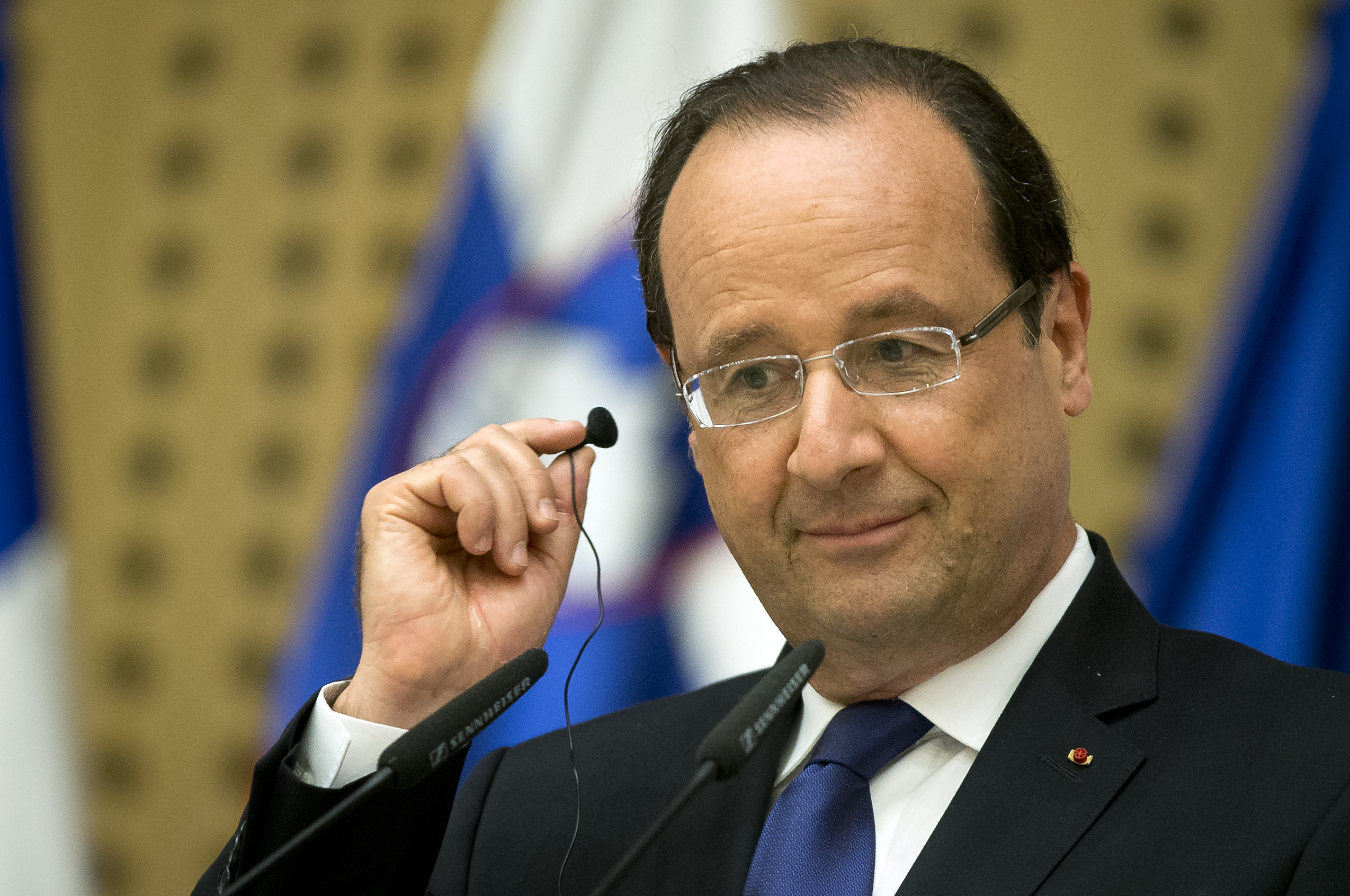 Prezydent Hollande dał się także poznać jako jeden z najgorętszych zwolenników walki z unikaniem płacenia podatków. Dlatego nie pomogła mu sprawa, która wypłynęła przy okazji międzynarodowych rewelacji w aferze Offshore Leaks. Tym razem wpadkę zaliczył wieloletni przyjaciel, doradca prezydenta i skarbnik jego kampanii wyborczej Jean-Jacques Augier. Znają się od wielu lat – w École Nationale d'Administration kończyli tą samą klasę, „Voltaire”. Ta znajomość odbiła się czkawką, kiedy okazało się, że Augier posiada udziały w dwóch spółkach w rajach podatkowych.