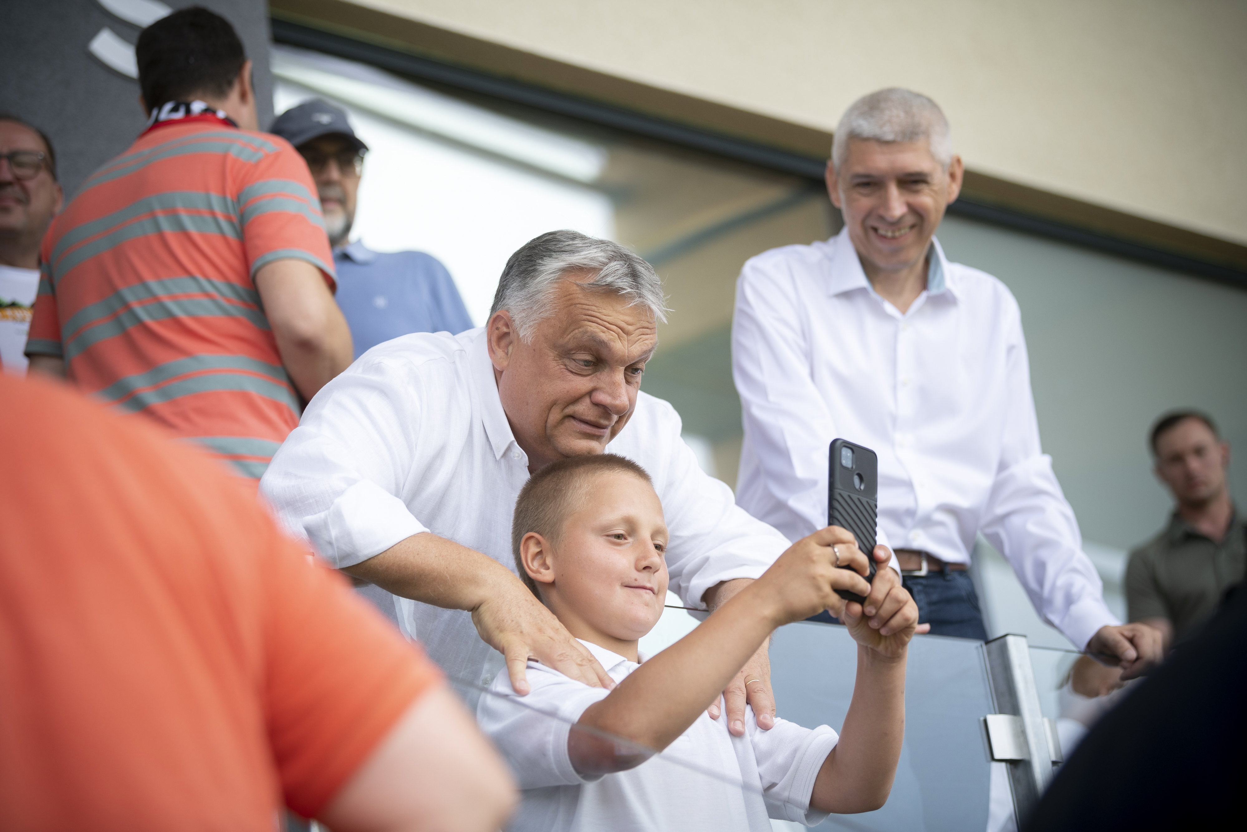 Az LMP felszólította Orbán Viktort, hogy ne tiktokozzon többet – videó