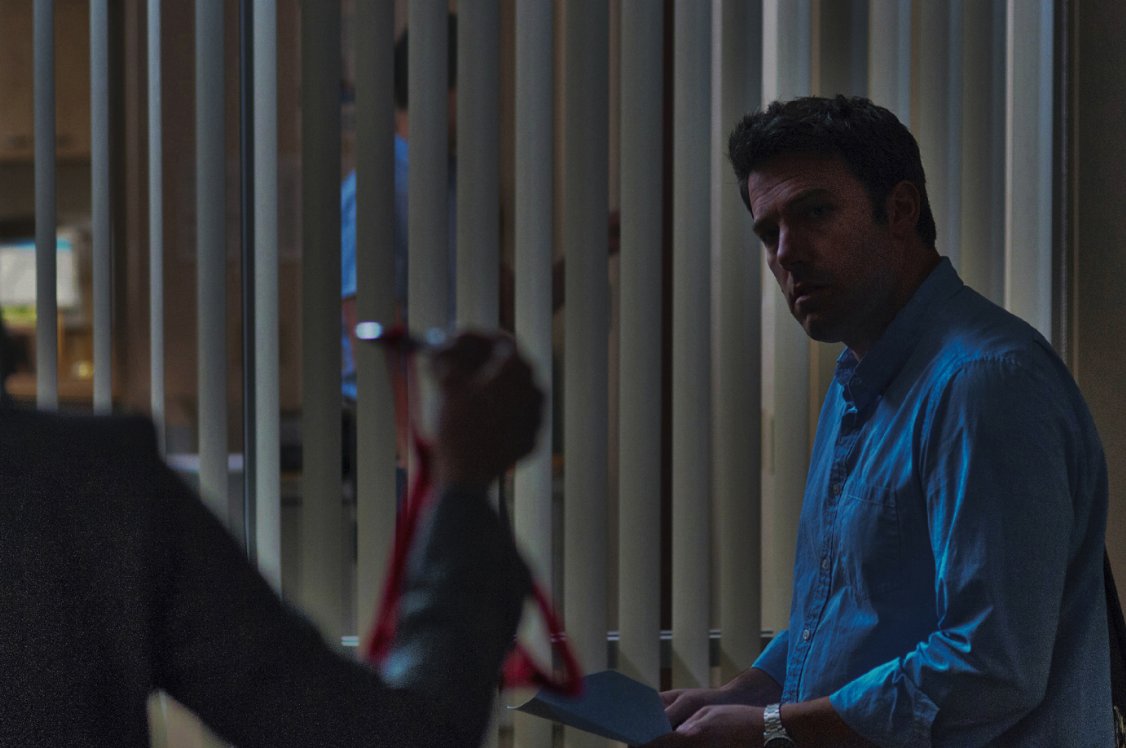 Krótkie wprowadzenie musi wystarczyć: David Fincher oraz scenarzystka Gillian Flynn (także autorka powieściowego pierwowzoru) serwują bowiem później kolejne scenariuszowe wolty, mylą tropy, nieustannie zaskakują. A przy okazji udaje im się odsłonić kawałek może niezbyt odkrywczej, ale bolesnej prawdy o kruchości związków, o wpływie kryzysu finansowego na relacje w małżeństwie, o żywiących się cudzym cierpieniem mediach