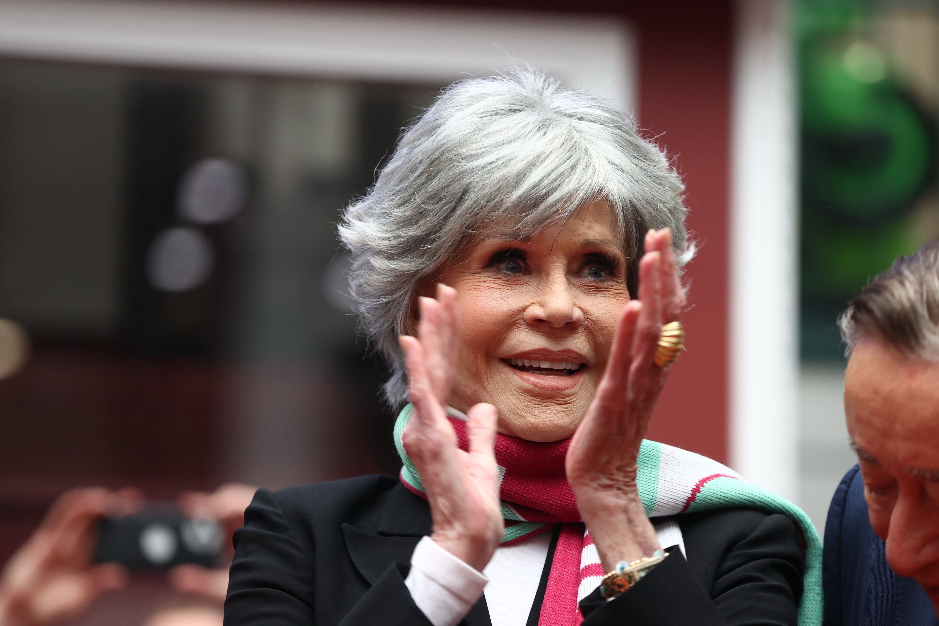 „Embereket ölnek és a Földet is tönkreteszik” – Keményen beszólt a vendéglátójának a bécsi operabál sztárja, a 85 esztendősen is csodálatosan festő Jane Fonda