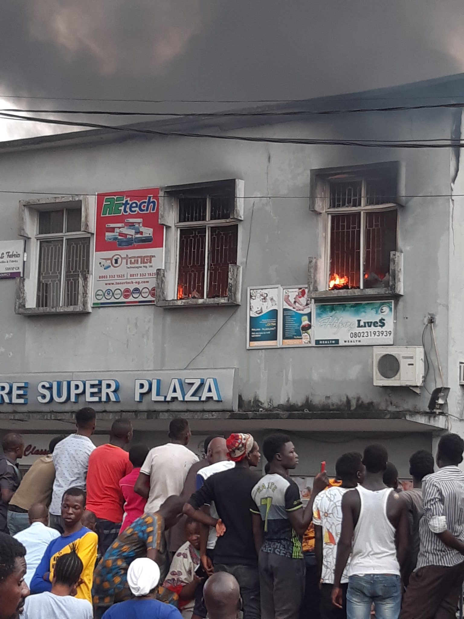 Plaza opposite popular small market goes up in flame in Akerele, Surulere (HallaNaija Blog)
