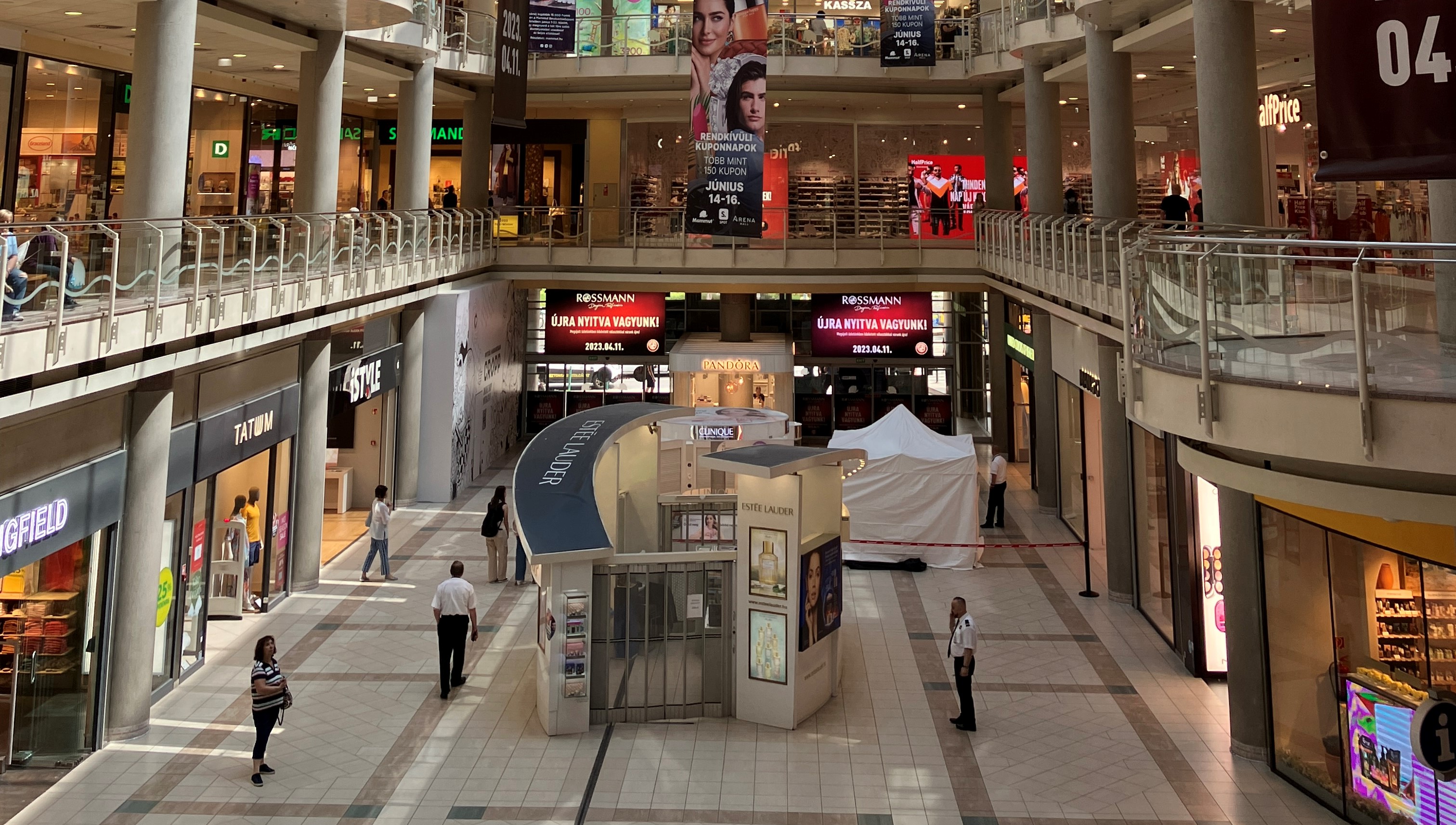 Újabb tragédia a Mammutban: egy 36 éves férfi zuhant a halálba