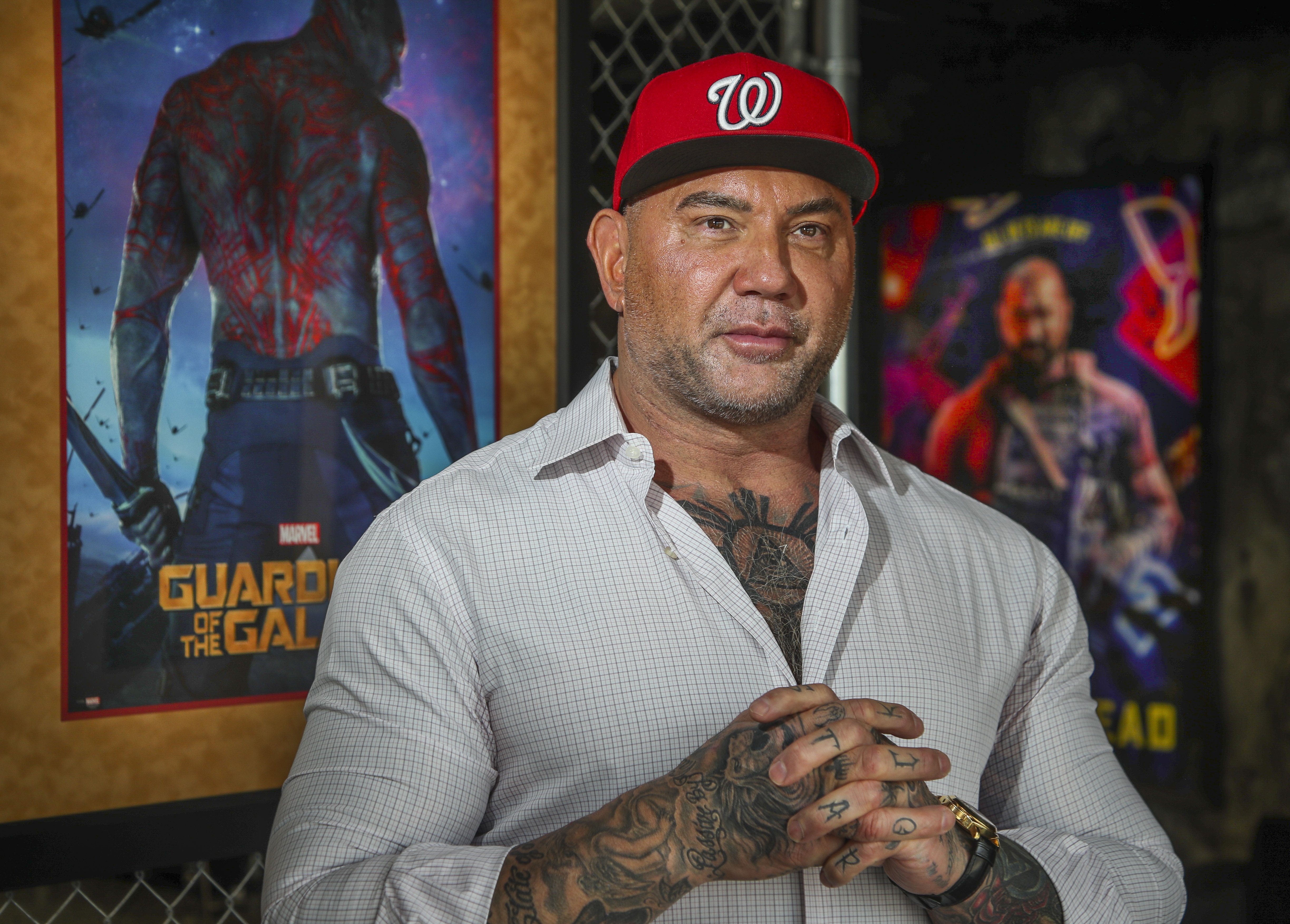 Újabb világsztár Budapesten: Dave Bautista az Operaházból jelentkezett be – videó