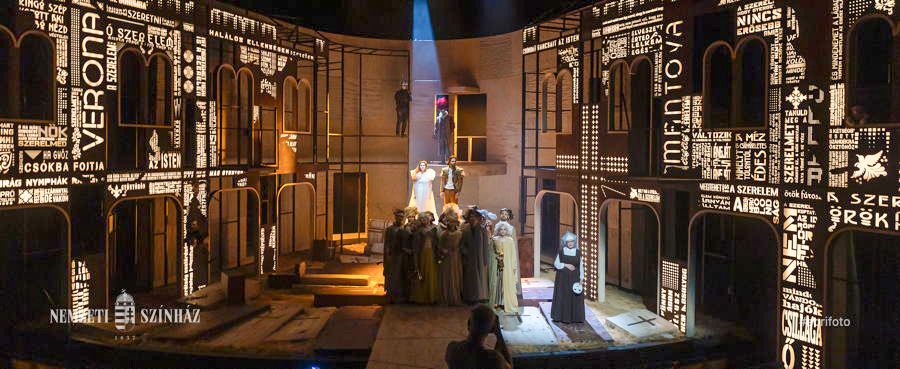 Nézőtéren ülő hős orvosok mentették meg a nemzetis színészeket a zuhanás után