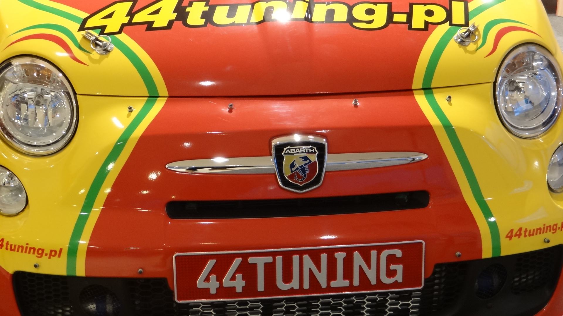 Ciekawostką jest, że Abarth 500 R3T ma dwa zbiorniki paliwa. Jeden seryjny zamontowany pod podłogą auta, a drugi, zapasowy znajduje się wewnątrz pojazdu. Kierowca w każdej chwili może uruchomić elektryczną pompę, która przeleje paliwo z zapasowego pojemnika do zbiornika właściwego. Takie rozwiązanie było konieczne, ponieważ rajdówka ta potrafi zużyć nawet 50 litrów benzyny na 100 kilometrów.
Seryjną tablicę przyrządów zastąpił specjalny wyświetlacz typu Rally dasch firmy Magneti Marelli, na którym wyświetlają się informacje o obrotach silnika, temperaturach cieczy, ciśnień, stanu paliwa. Jest też sygnalizacja, która informuje o najlepszym momencie na zmianę biegów. Taki bajer znajdziemy również w seryjnym modelu Abartha 500