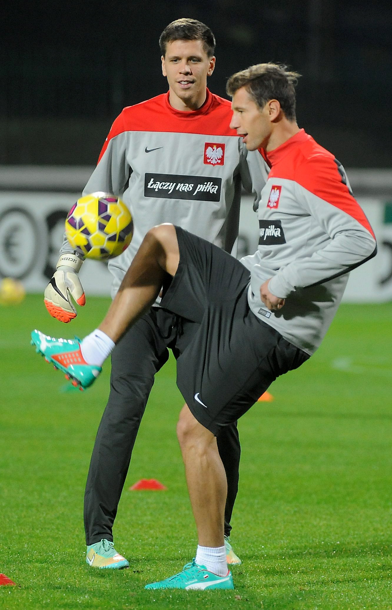 Piłkarz reprezentacji Polski Grzegorz Krychowiak (P) i bramkarz Wojciech Szczęsny (L) podczas treningu kadry w Warszawie.
