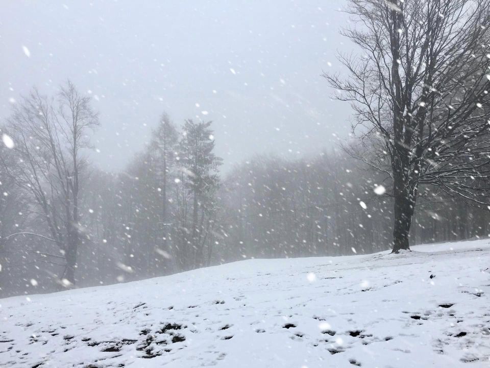 Ítéletidő tavasszal: északon havazik, nyugaton villámlik, mindenhol orkán erejű szél tombol