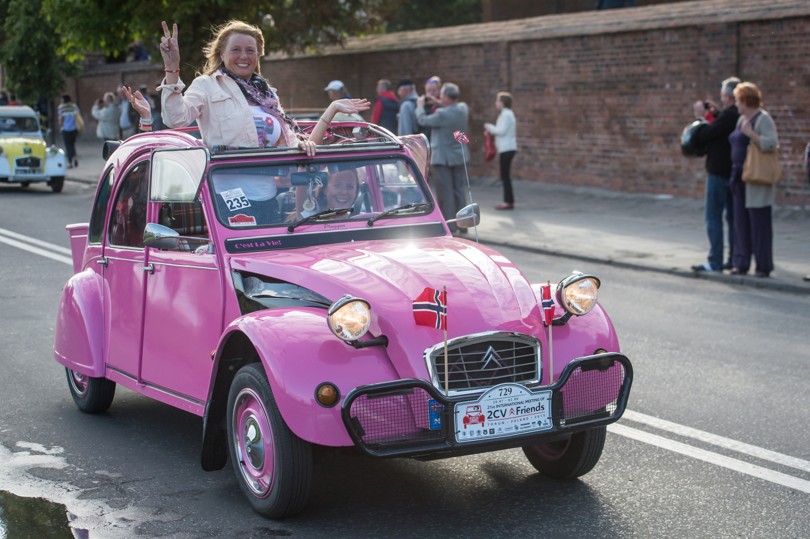 Piotr Majewski, rzecznik prasowy Automobil Klubu Toruńskiego przekonuje, że nie jest to bardzo kosztowne hobby. Zacząć można skromnie, już kupując auto za 1 tys. zł. Dokupywanie części też nie wymaga dużych nakładów pieniężnych. Przewagę mają osoby, które lubią i potrafią same popracować przy samochodzie – na zlotach najczęściej są bazary, gdzie można kupić części i samodzielnie wymienić je w samochodzie. Przed zakupem pierwszego samochodu warto się jednak poradzić kogoś, kto ma już doświadczenie w tego rodzaju hobby.