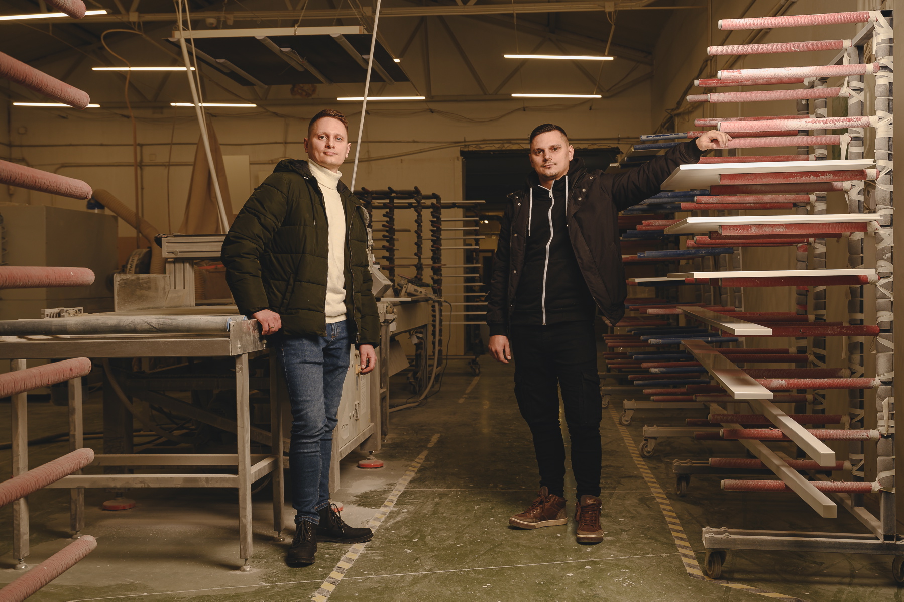 Bracia Dawid i Dominik Szewczykowie, właściciele małej fabryki mebli: – Problemem jest to, że ludzie od razu chcą zarabiać tyle, ile zarabiali za granicą