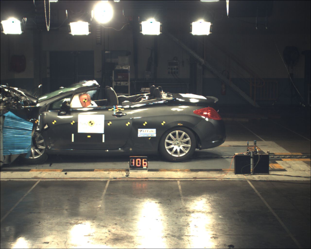 Peugeot 308 CC - ochrona dzieci: 3 gwiazdki. Ochrona pieszych przy zderzeniu: 2 gwiazdki