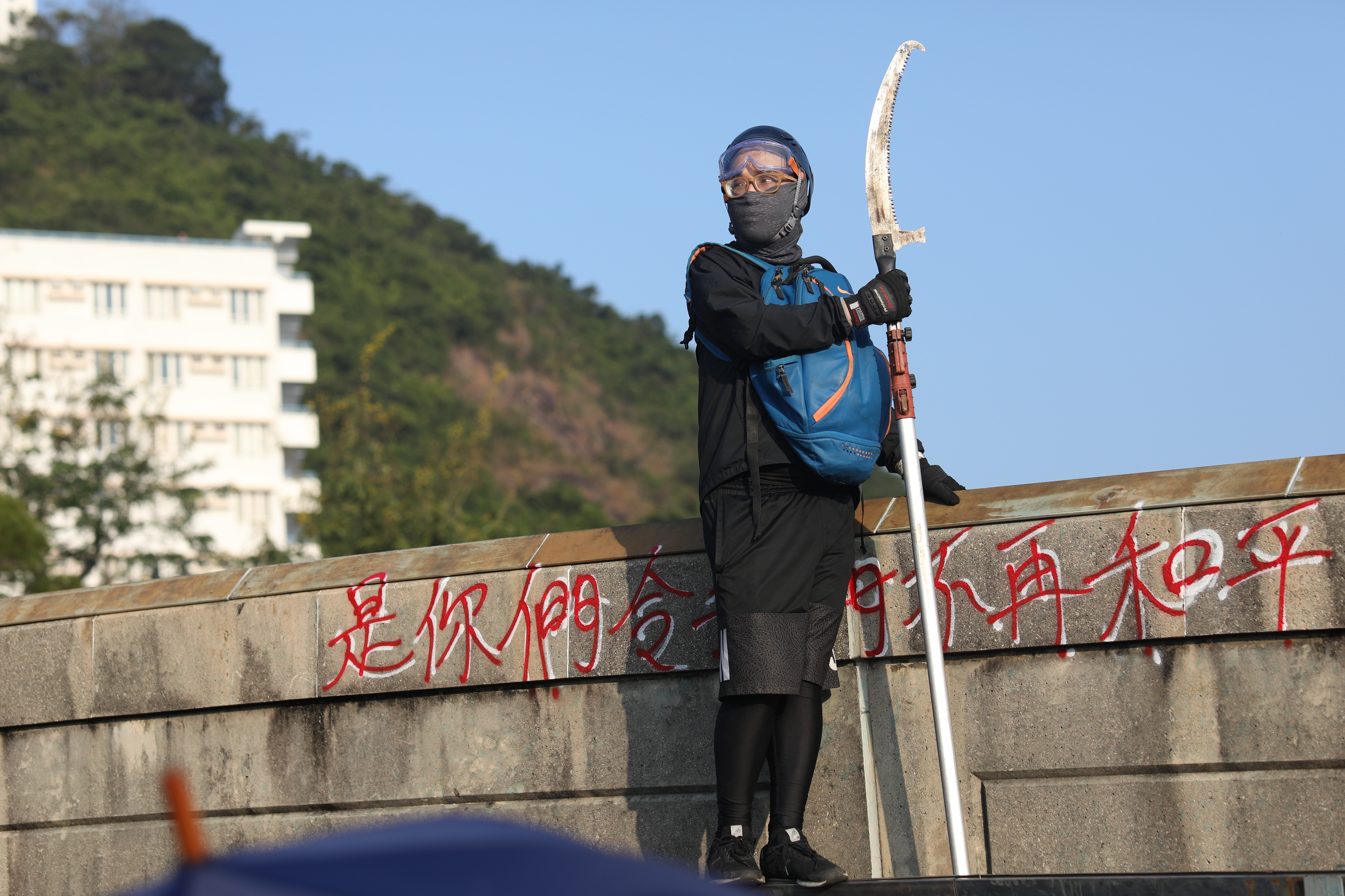 Egyre durvábbá fajul a tüntetés Hongkongban: nindzsaharcosnak öltözve  harcolnak a rendőrökkel a tüntetők - Blikk
