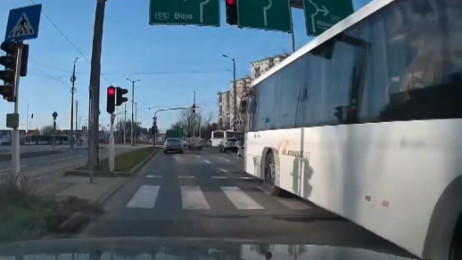 Két piroson is átrepesztett egy szegedi buszsofőr – videó