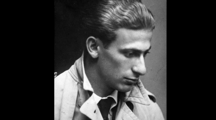 "Elfogytak a szavak..." – Megrongálták és ellopták Radnóti Miklós Szobrát Pannonhalmáról, a polgármester teljesen kiakadt – fotók